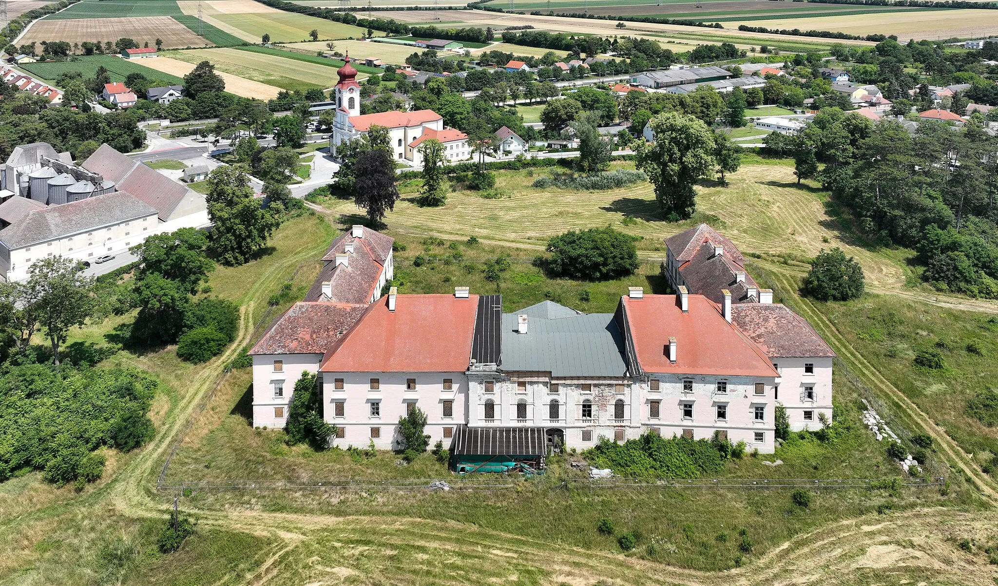 Photo showing: Southwest view of Trautmannsdorf Castle, Lower Austria.