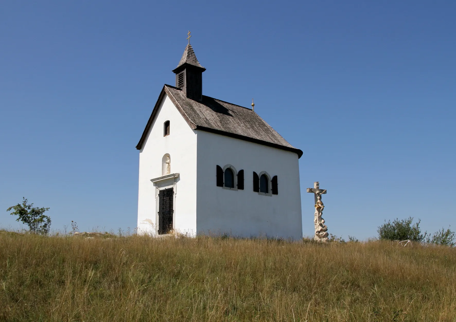 Photo showing: Eine kleine Kapelle auf einer Anhöhe nächst der Oggauer Landesstraße in der burgenländischen Marktgemeinde Oggau am Neusiedler See.