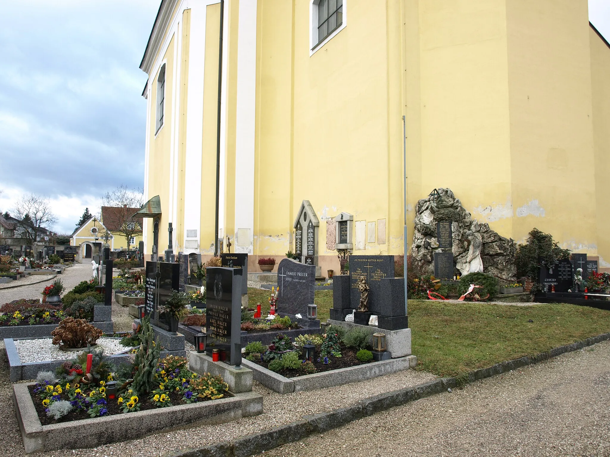 Photo showing: Kath. Pfarrkirche hll. Petrus und Paulus samt Friedhof
