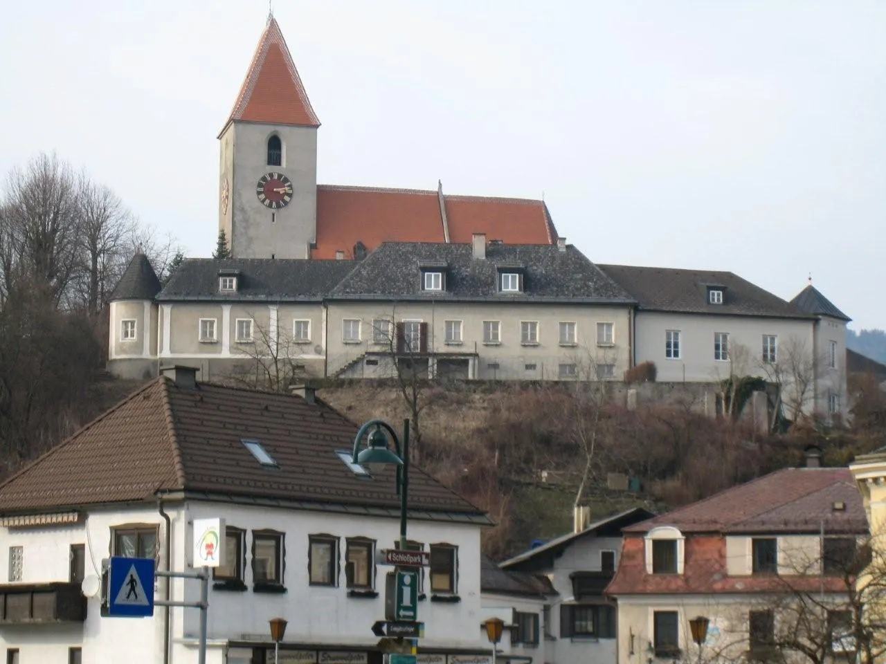 Photo showing: Blick vom Gemeindeamt auf die Kirche Kirchberg an der Pielach