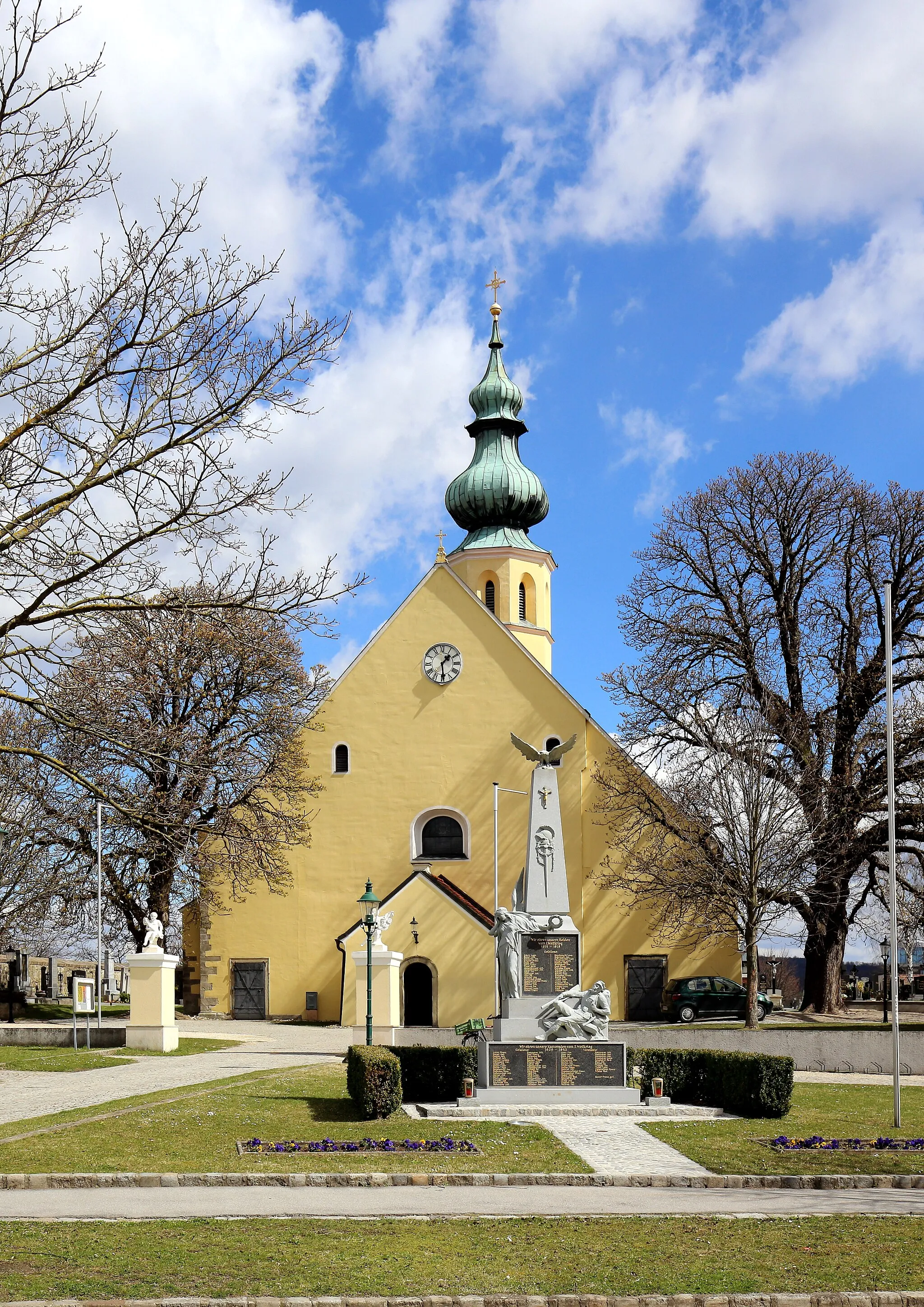 Photo showing: Westansicht der katholischen Pfarrkirche hl. Hippolyt in Rückersdorf, ein Ortsteil der niederösterreichischen Marktgemeinde Harmannsdorf.