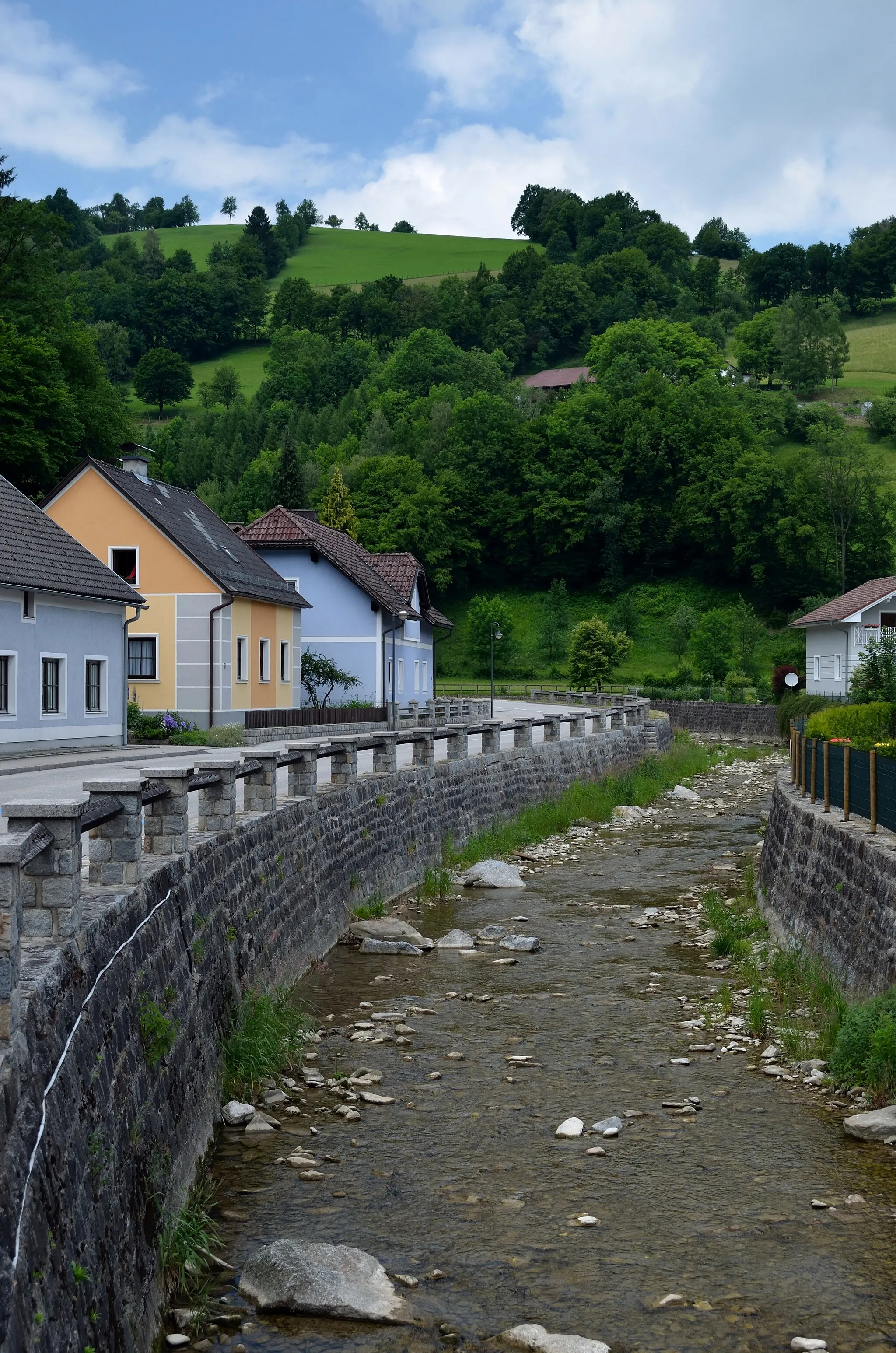 Photo showing: The Schliefaubach, a small creek in Randegg, Lower Austria, just before he ends into the Kleine Erlauf.