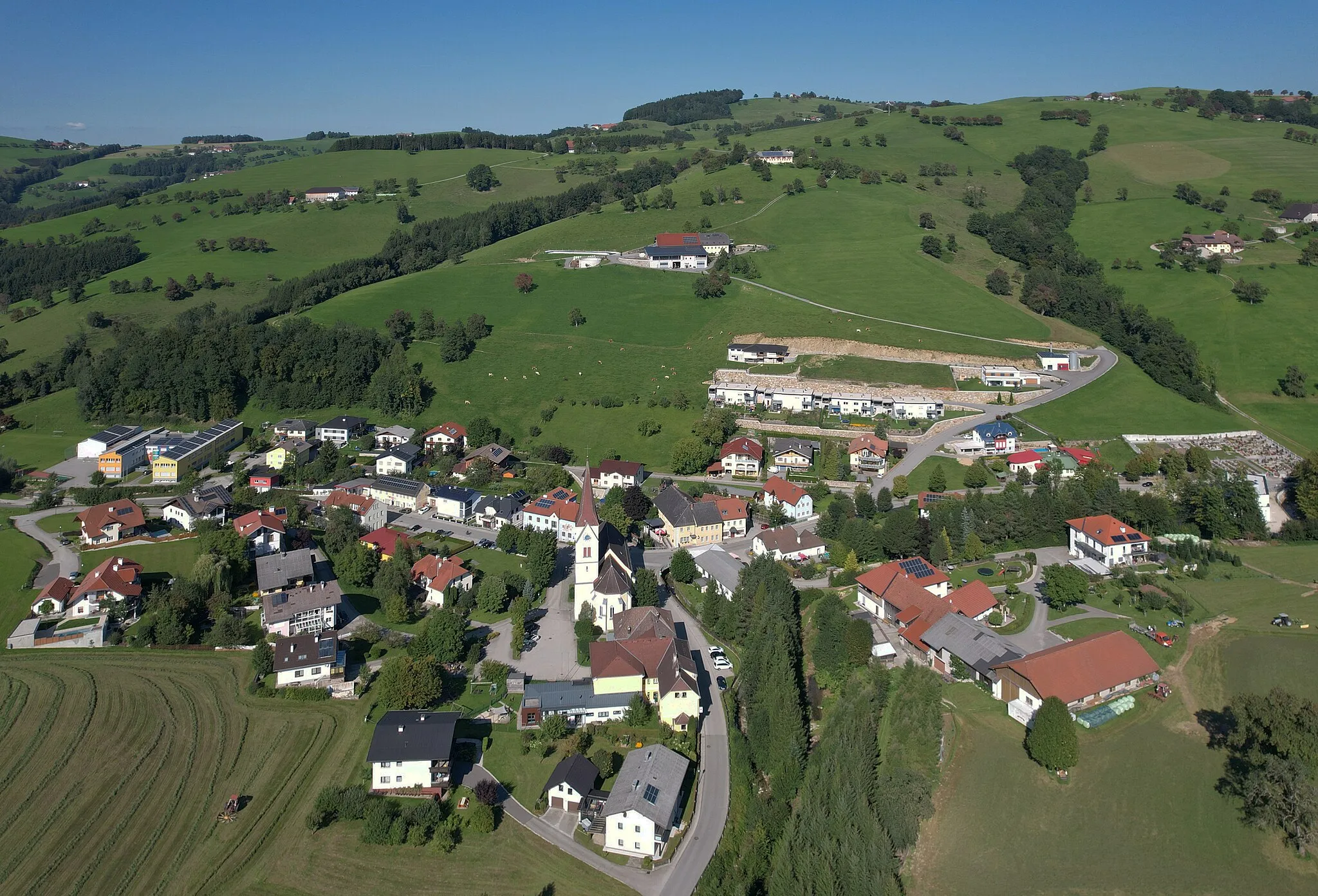 Photo showing: Aerial photograph of Ertl, Direction of view East