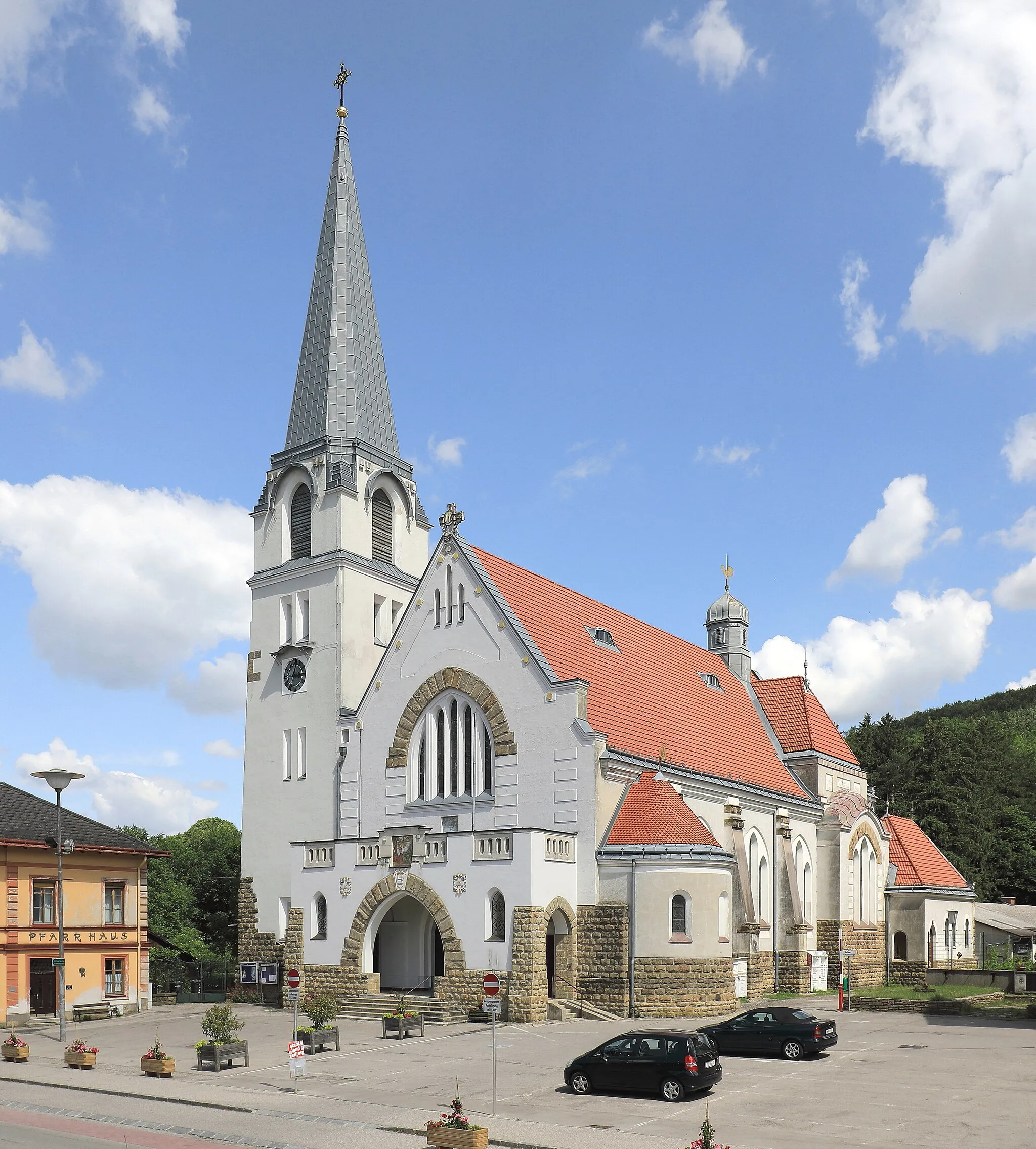 Photo showing: Westansicht der röm.-kath. Pfarrkirche hl. Dreifaltigkeit in der niederösterreichischen Stadtgemeinde Pressbaum. Von 1906 bis 1908 nach Plänen der Architekten Max Hegele und August Rehak als Kaiser-Franz-Joseph-Jubiläums-Kirche errichtet. Die Kirche mit ihrem speziellen Stil stellt in der Sakralarchitektur Niederösterreichs ein bedeutendes Denkmal dar und steht unter Denkmalschutz.