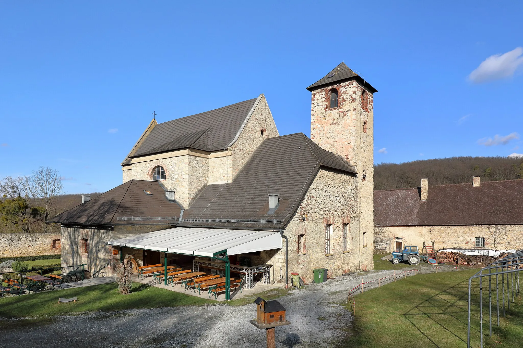 Photo showing: Die ehem. Kirche St. Anna im Naturpark Mannersdorf-Wüste in der niederösterreichischen Stadtgemeinde Mannersdorf am Leithagebirge. Sie war die Klosterkirche der ehem. Karmeliter-Einsiedelei „St. Anna in der Wüste“. Der Name „Wüste“ kommt vom griechischen Wort „eremos“, das „Wüste“ oder „Einsiedelei“ bedeutet. Das Kloster wurde 1644 von der Witwe Kaiser Ferdinand, Eleonora von Mantua, gestiftet, 1654 fertiggestellt, 1683 von den Türken zerstört, wieder aufgebaut, 1783 von Kaiser Josef II. aufgelöst und verfiel danach. 1982/83 wurde das Gebiet wegen seiner landschaftlichen Schönheit zum Naturschutzpark „Die Wüste Mannersdorf“ erklärt und die Klosteranlage, deren Zentrum die „Klosterkirche St. Anna“ ist, renoviert. Der Naturschutzpark „Die Wüste Mannersdorf“ ist Teil des 803 ha großen „Landschaftsschutzgebietes Leithagebirge“.