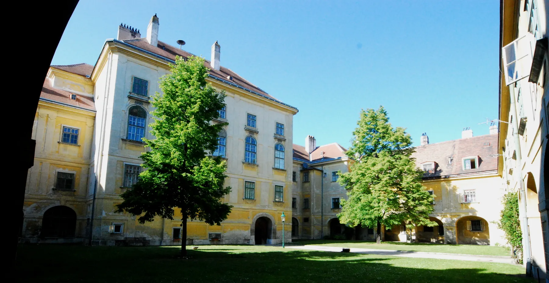 Photo showing: Im Hof von Schloss Mannersdorf am Leithagebirge in Niederösterreich