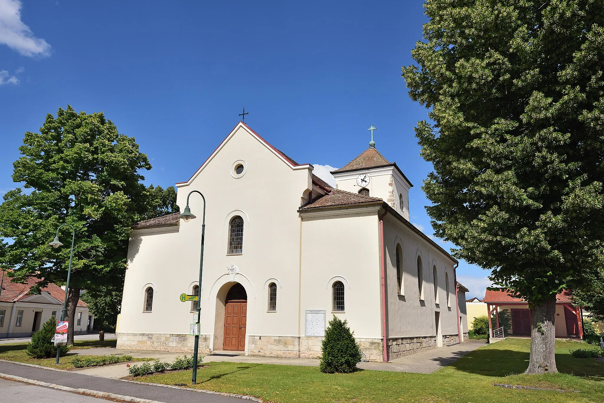 Photo showing: Catholic parish church at Zwerndorf, municipality Weiden an der March, Lower Austria, Austria