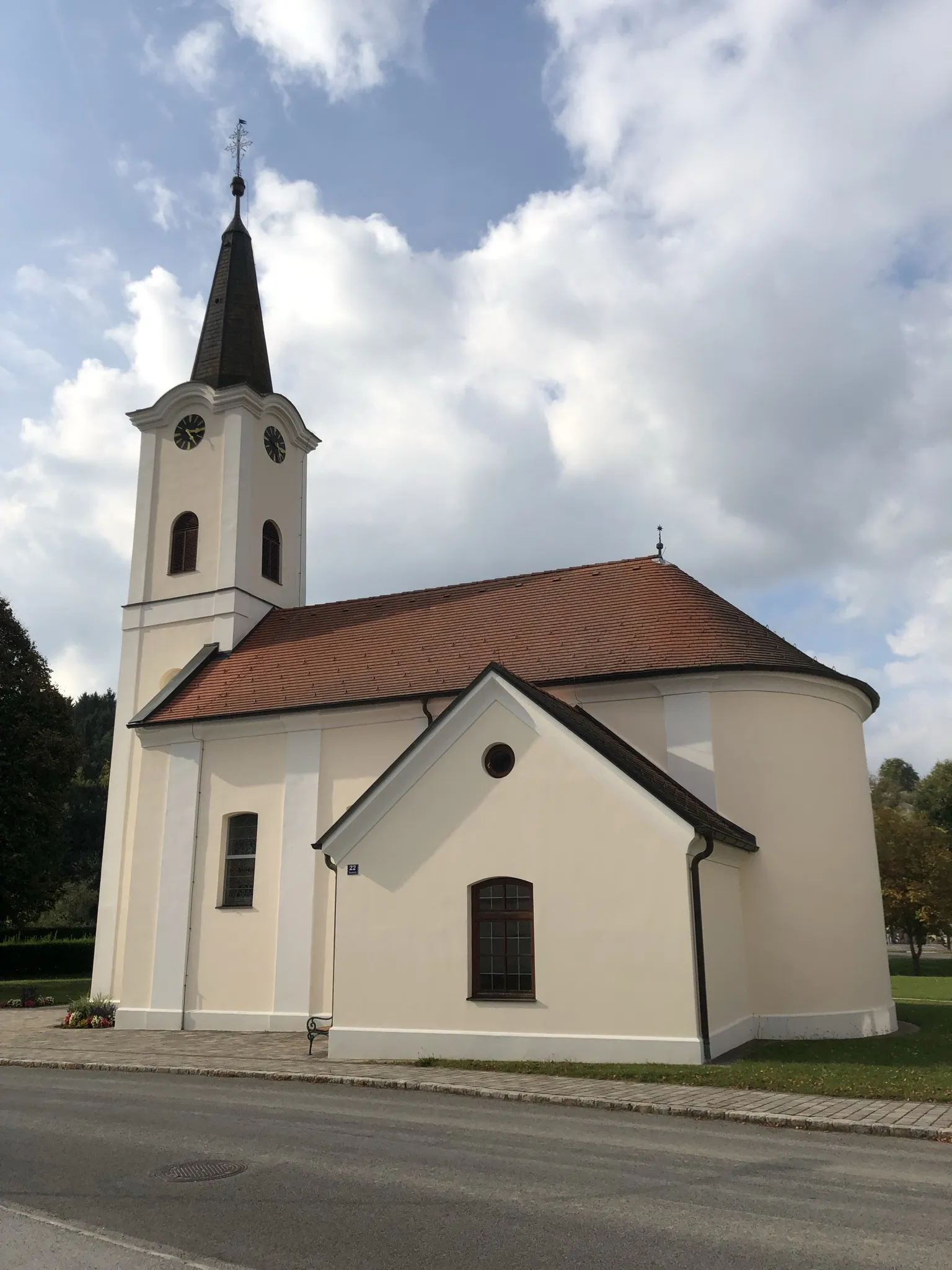 Photo showing: Das Bild zeigt die Seitenansicht der Filialkirche Langeck.