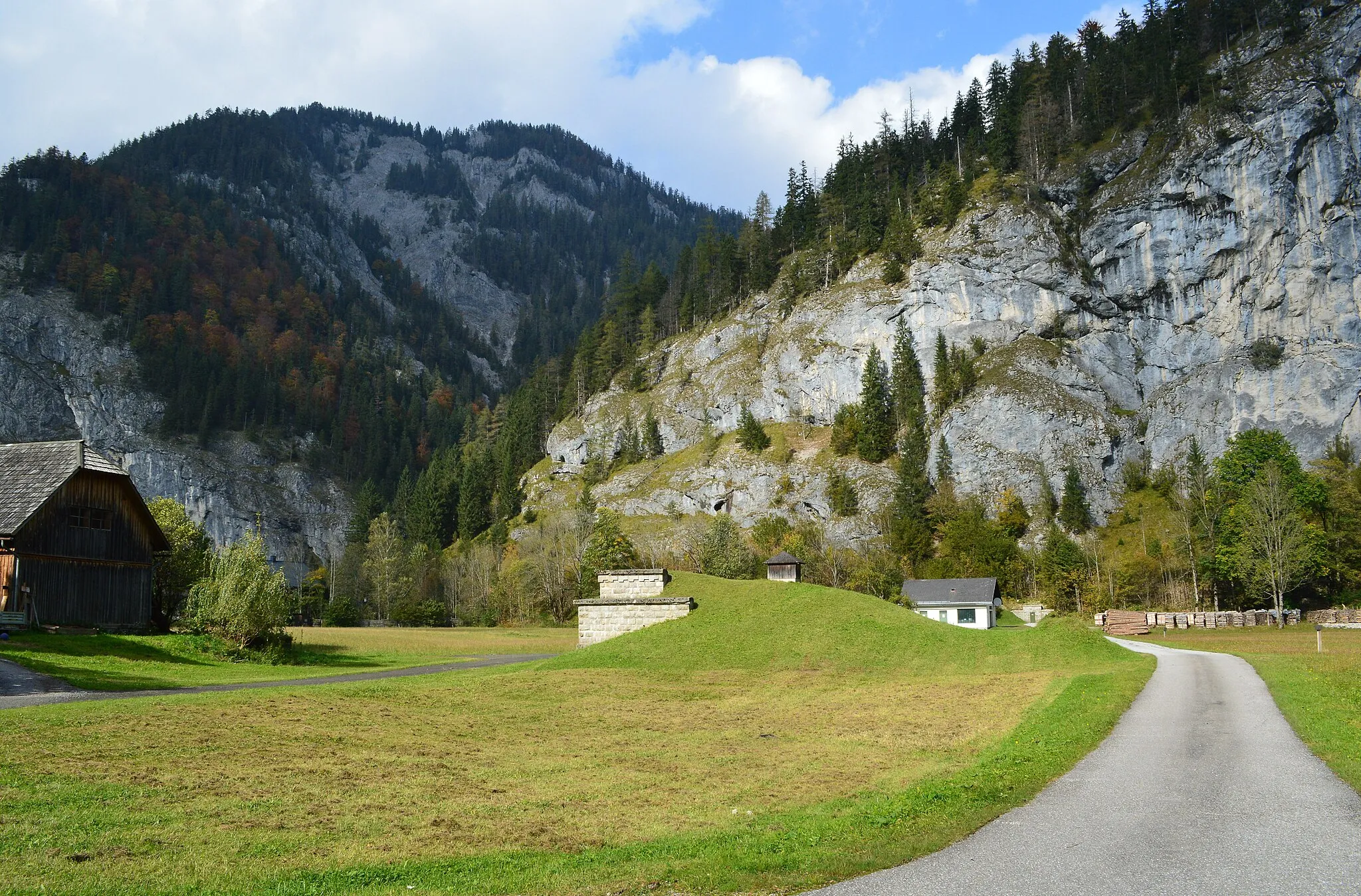 Photo showing: 9 Zugänge, 1 Kammer ( C ); Seitenansicht der Kammer C (Bildmitte) in der Ortschaft Weichselboden im Gemeindegebiet von Gußwerk, Steiermark, Österreich.