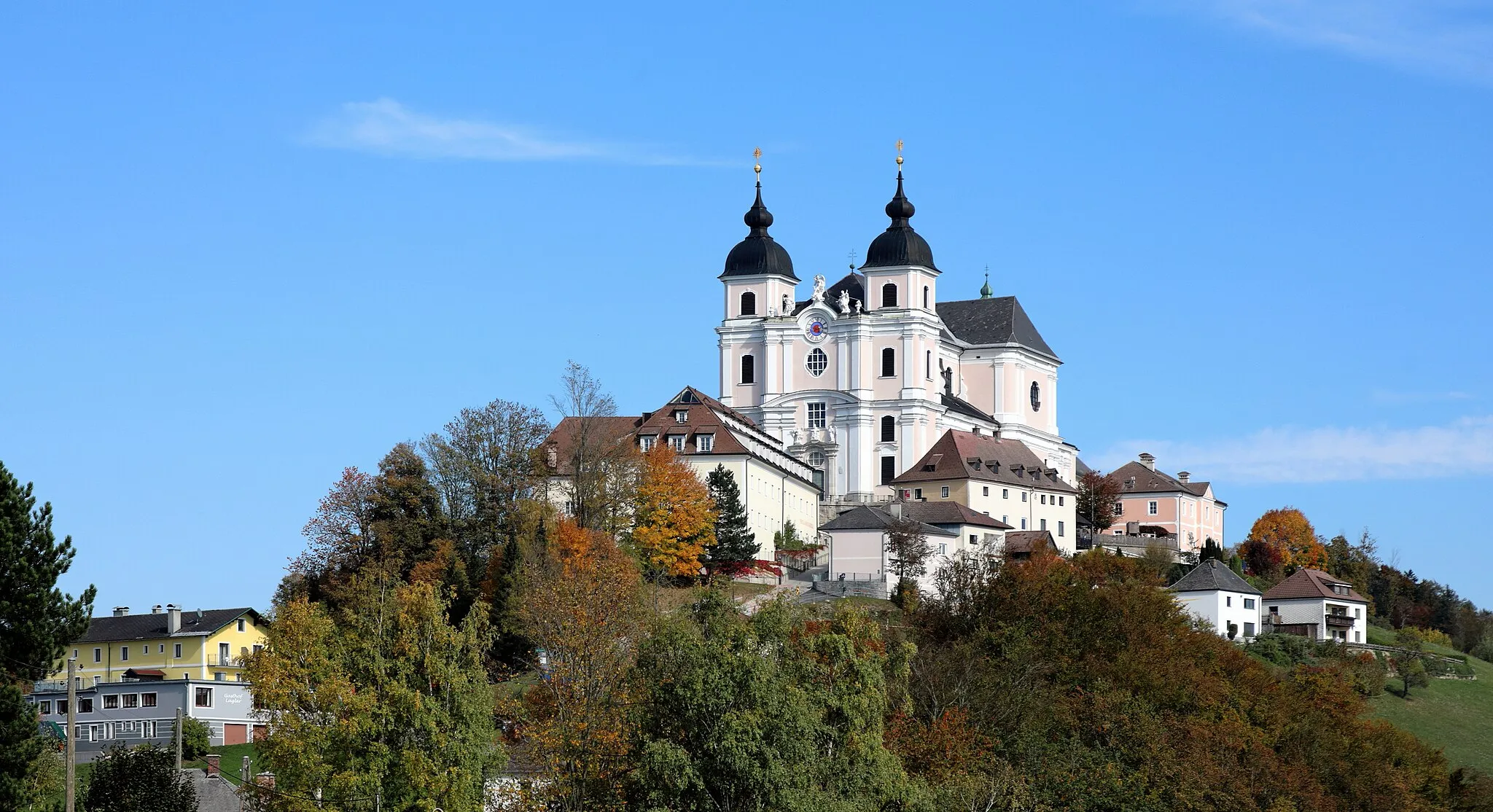 Photo showing: Westsüdwestansicht der Kirchensiedlung Sonntagberg auf einem 712 Meter hohen Bergrücken mit der Basilika zur Heiligen Dreifaltigkeit und zum hl. Michael in der niederösterreichischen Marktgemeinde Sonntagberg. Die barocke Basilika in weithin sichtbarer, dominierender Lage zählt zu den markanten Wahrzeichen des Mostviertels. Sie wurde von 1706 bis 1732 nach Plänen der Barockbaumeistern Joseph Munggenast (1706–1717) und Jakob Prandtauer (1718–1732) errichtet und 1729 geweiht.