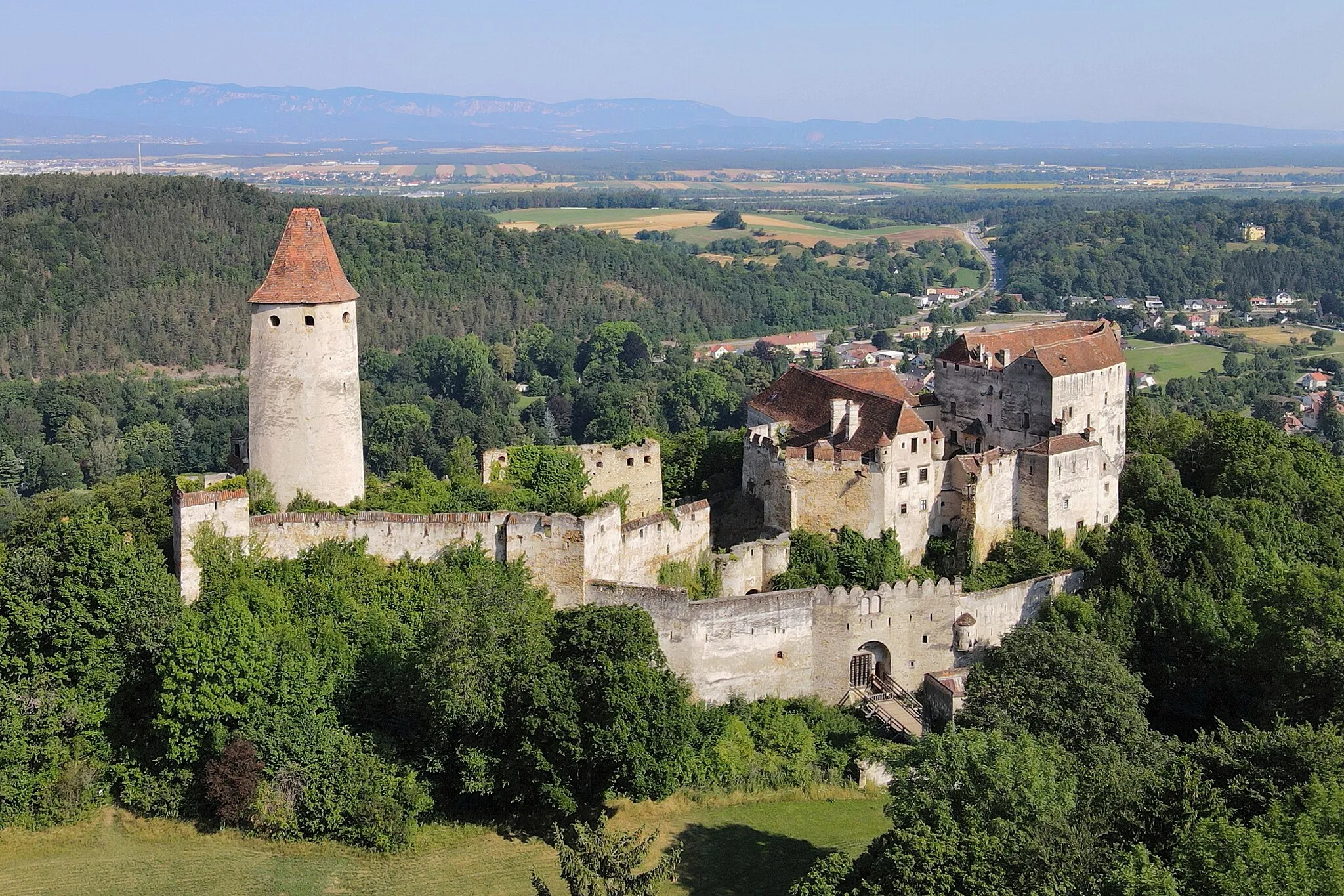 Photo showing: Southeast view of Seebenstein Castle, Lower Austria.