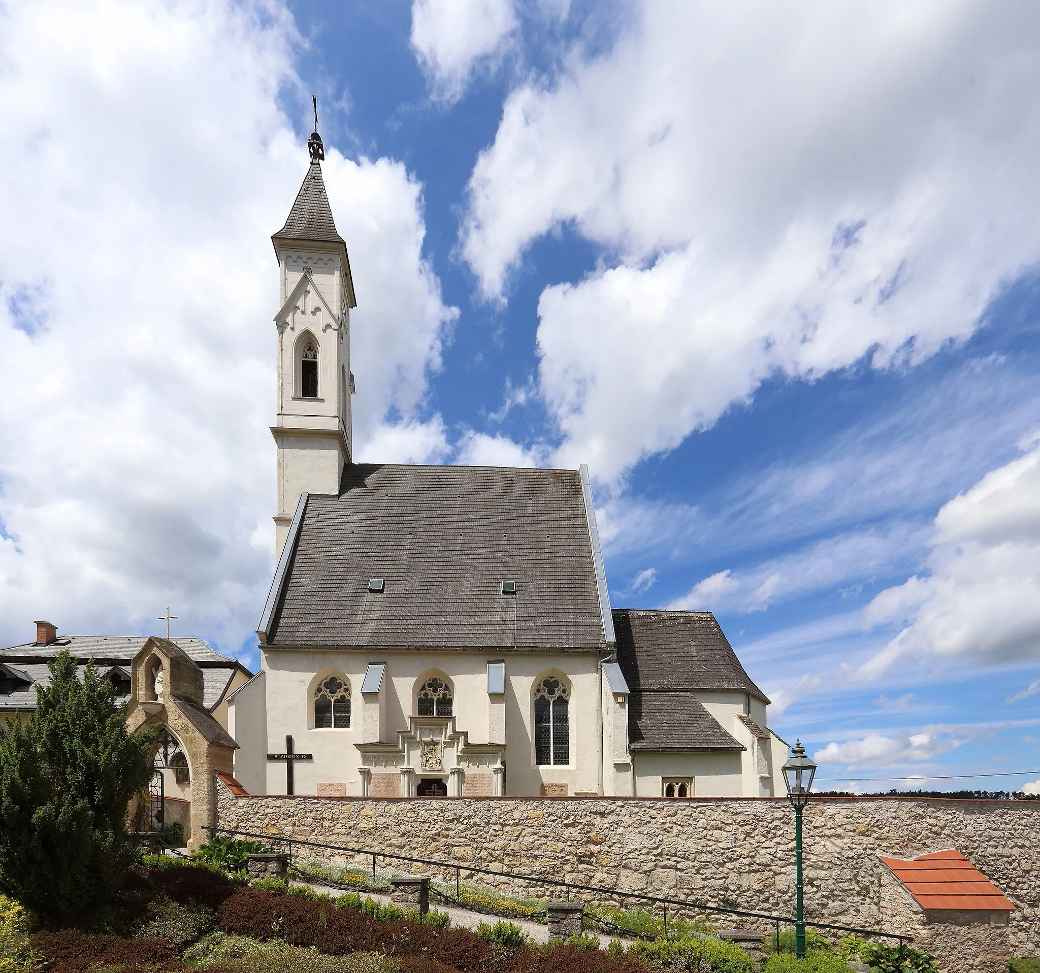 Photo showing: Die röm.-kath. Pfarrkirche hl. Andreas in der niederösterreichischen Gemeinde Seebenstein. Sie befindet sich auf einem Hügel in der Ortsmitte und ist von Resten einer mittelalterlichen Bruchsteinmauer umgeben. Das Langhaus, ein spätgotischer Zweistützenraum, wurde im ersten Drittel des 16. Jahrhunderts und der gotische Chor vor 1450 errichtet. Die teilweise regotisierte Einrichtung wurde nach Entwürfen von Josef Angeler aus Edlitz angefertigt. Die zahlreichen Rotmarmorgrabplatten aus der Zeit 1448 bis 1820 an der und in der Kirche sind Grabdenkmäler der Familien der Königberger und Pergen.