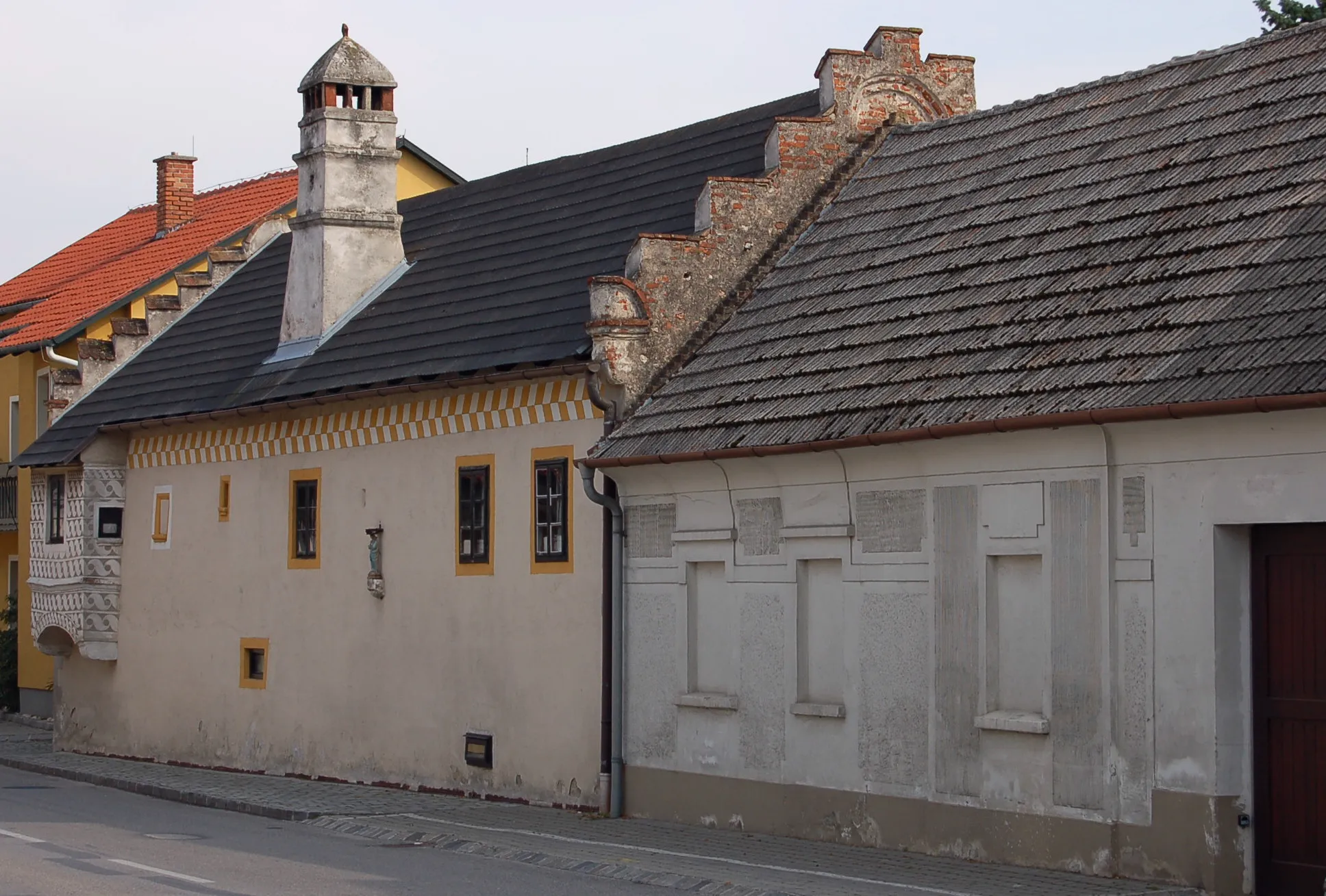 Photo showing: Ancient house (so-called Steinfeldhof) in Weikersdorf am Steinfelde, Lower Austria