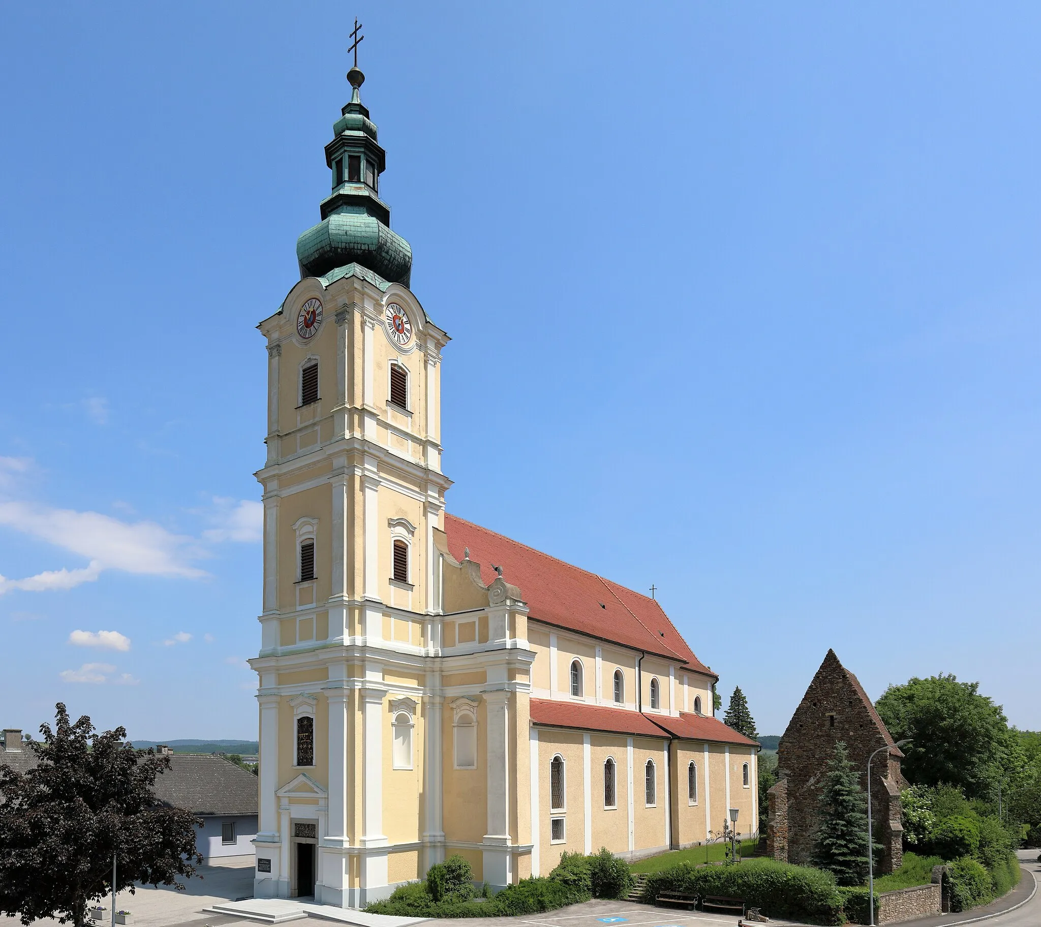 Photo showing: Die röm.-kath. Pfarrkirche hl. Lorenz in der niederösterreichischen Marktgemeinde Loosdorf und rechts der Karner. Die Kirche mit einem 4-jochigen Langhaus und einem eingezogenen 2-jochigen Chor wurde in den 1570er/1580er Jahren errichtet. Die Turm und die Westfassade stammen aus den 1730er Jahren. Südöstlich der Kirche befindet sich der Karner, der im 14. Jahrhundert errichtet wurde.