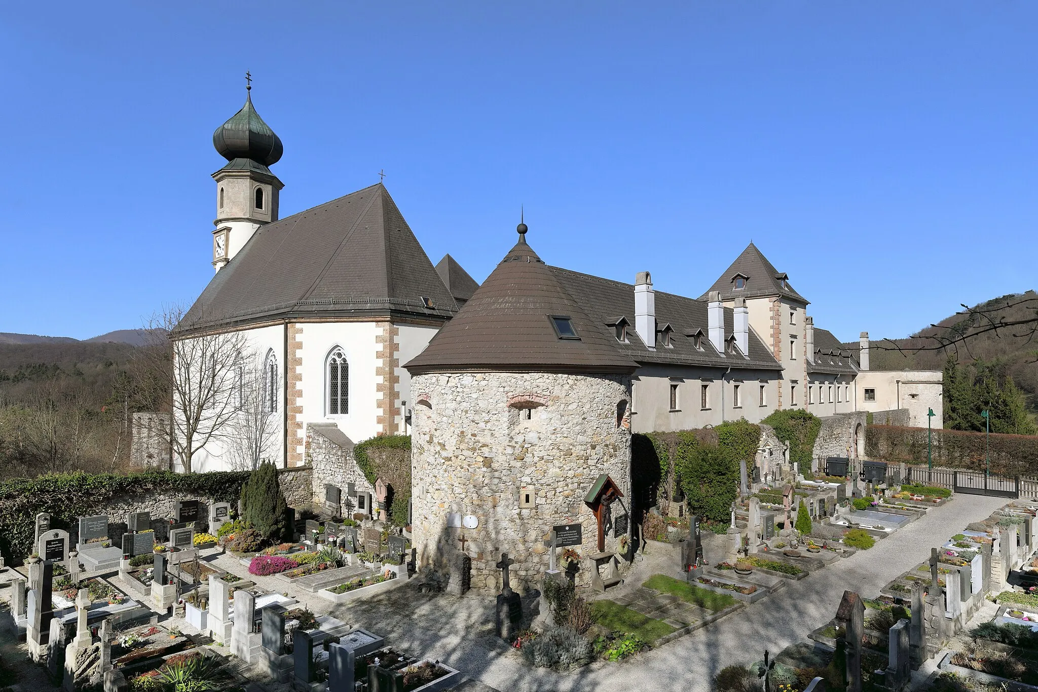 Photo showing: Ostsüdostansicht der Burg Neuhaus in Neuhaus, ein Ortsteil der niederösterreichischen Marktgemeinde Weissenbach an der Triesting. Ursprünglich als Feste Mitte des 13. Jahrhunderts errichtet. Die Kirche links wurde um 1605 als protestantische Schlosskapelle gebaut und dient seit 1783 als Pfarrkirche. Der langgestreckte Osttrakt wird als "neues Schloss" bezeichnet und wurde, so wie die Schlosskapelle, um 1605 errichtet. Der Westtrakt wurde 1726 erbaut und wird seit 1830 als Pfarrhof genutzt.