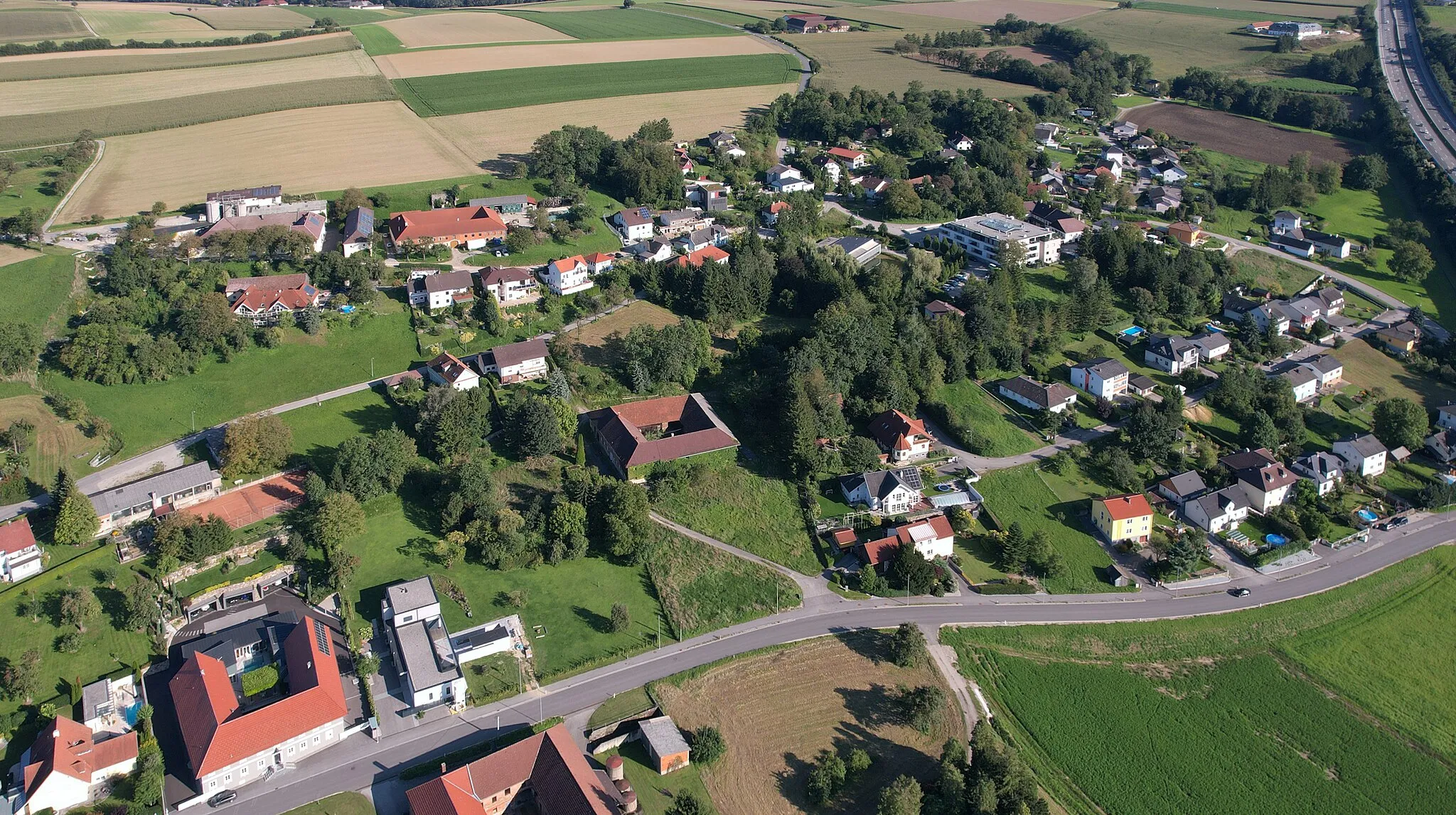 Photo showing: Aerial photograph of Altenhofen (St. Valentin), Direction of view South-East