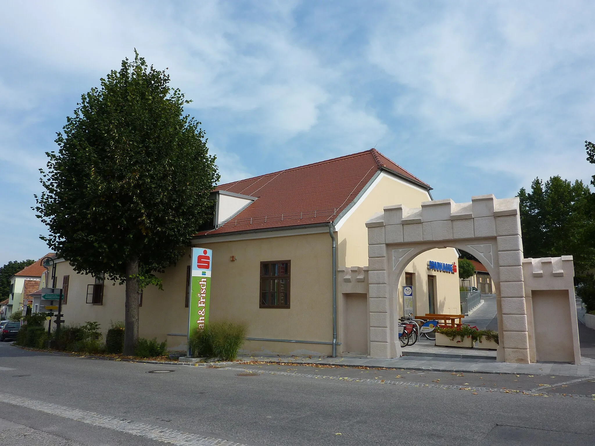 Photo showing: Außenerscheinung und Keller des Gemeindesaales, Nußdorf ob der Traisen 14, Niederösterreich

This media shows the protected monument with the number 1610 in Austria. (Commons, de, Wikidata)