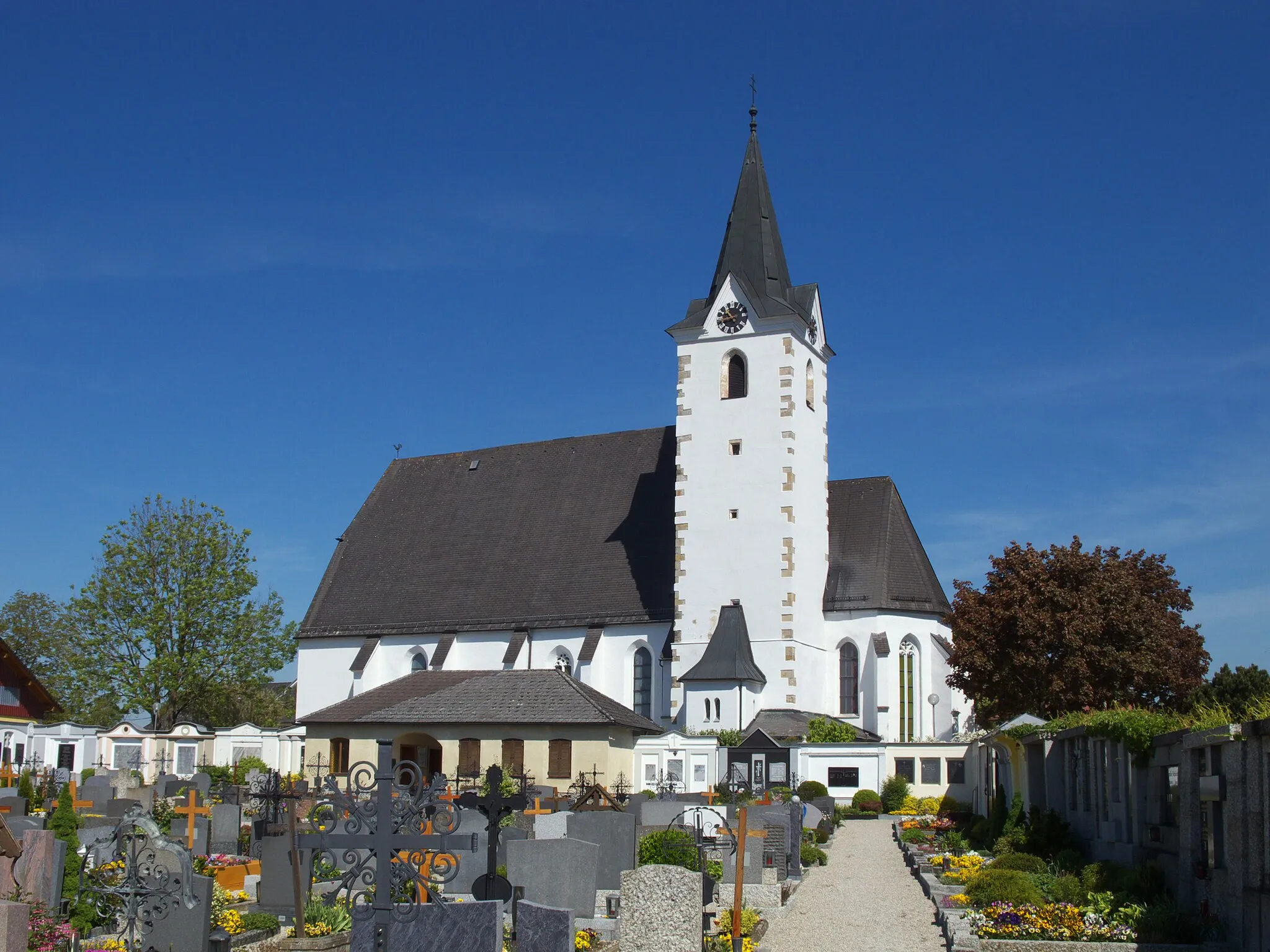 Photo showing: Parish Church Saint Andrews and cemetary in Mitterkirchen.