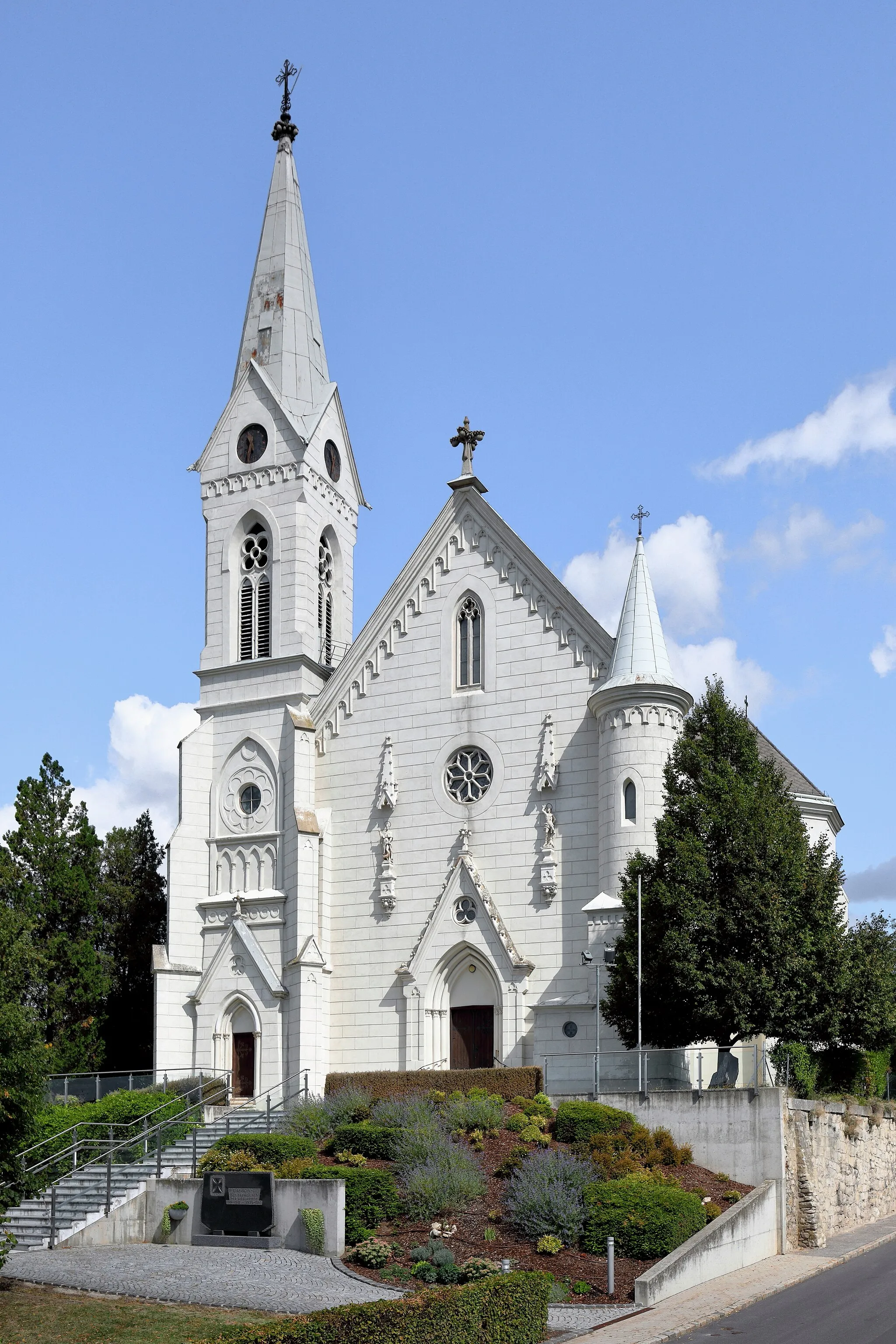 Photo showing: Die röm.-kath. Pfarrkirche hl. Ägidius in der burgenländischen Gemeinde Müllendorf. Die Kirche wurde anstelle einer gotischen Vorgängerkirche von 1904 bis 1905 nach den Plänen des Architekten Johann Schiller errichtet.