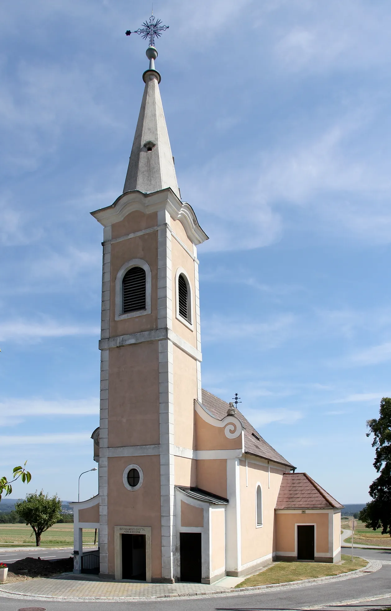 Photo showing: Die katholische Filialkirche „Zum gegeißelten Heiland“ in Neudorf bei Landsee, ein Ortsteil der burgenländischen Marktgemeinde Markt Sankt Martin. Eine einfache Saalkirche, die 1818 errichtet und 1948 renoviert wurde. Der angebaute Westturm hat als Dach einen steinernen Pyramidenhelm.