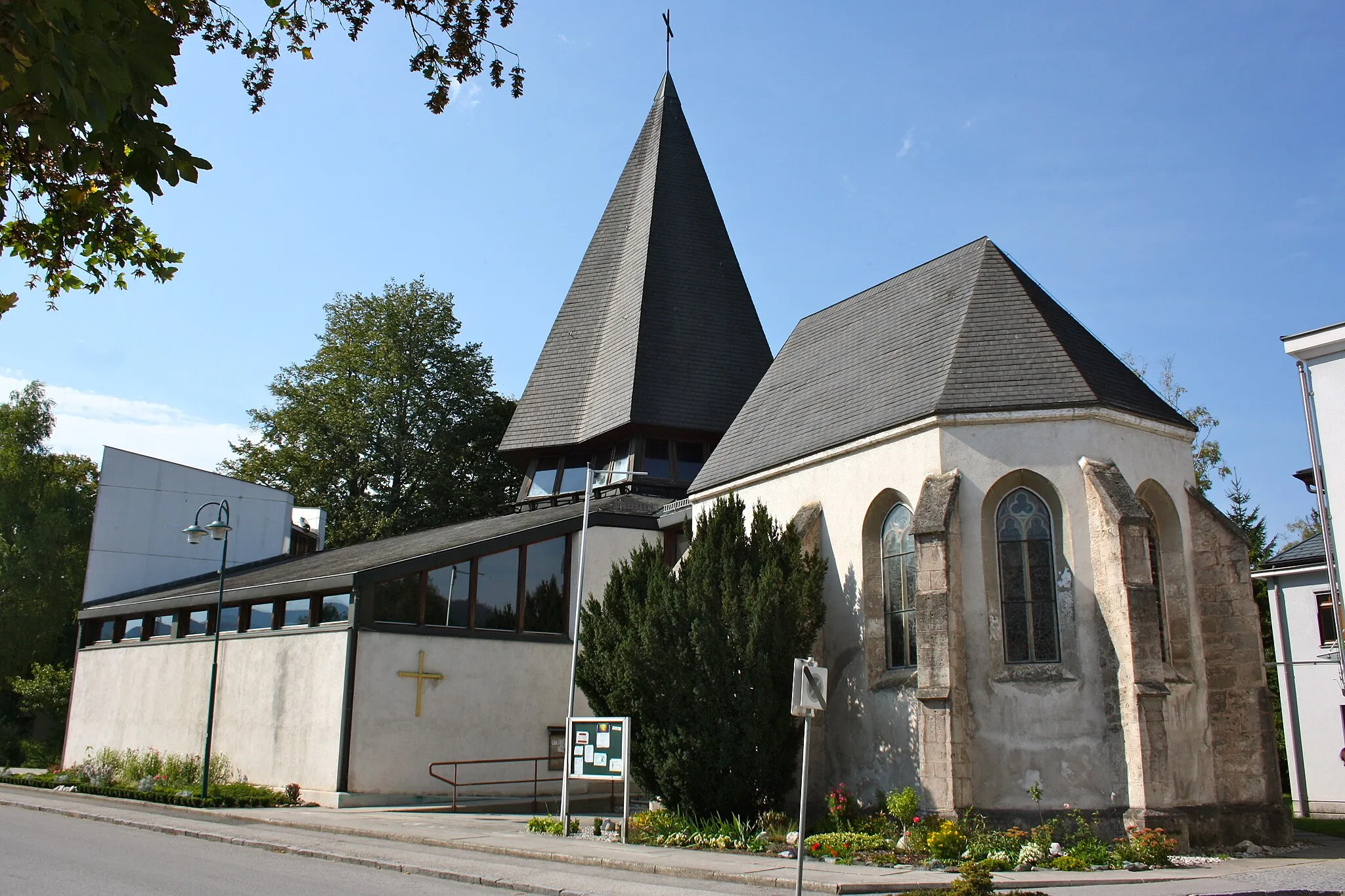 Photo showing: Außenansicht der Pfarrkirche Pernitz.