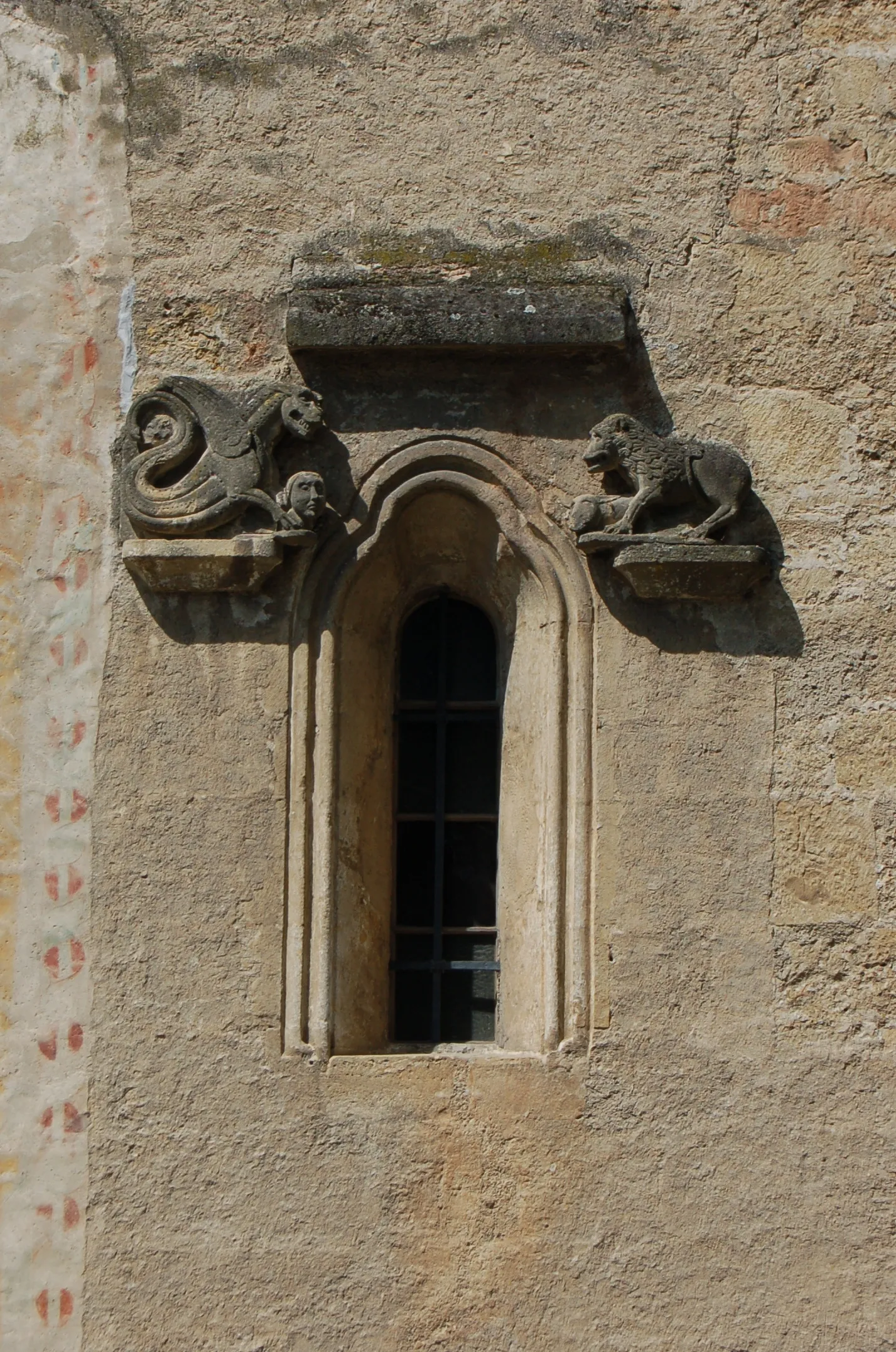 Photo showing: Window with romanesque sculptures (ca. 1230) in the eastern facade of St. Giles parish church in St. Egyden am Steinfeld, Lower Austria