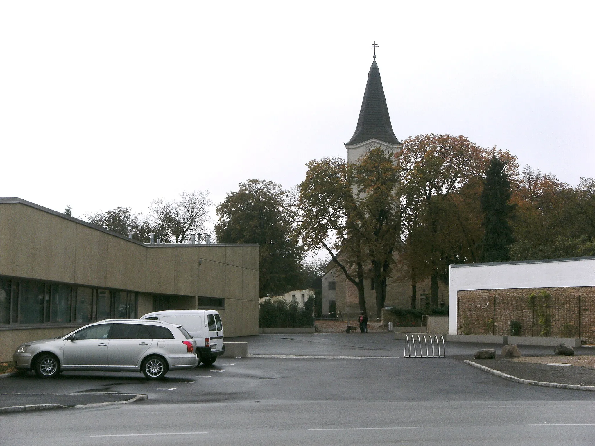 Photo showing: Kirchenplatz (Church square) with parish church and community centre of St. Egyden am Steinfeld, Lower Austria