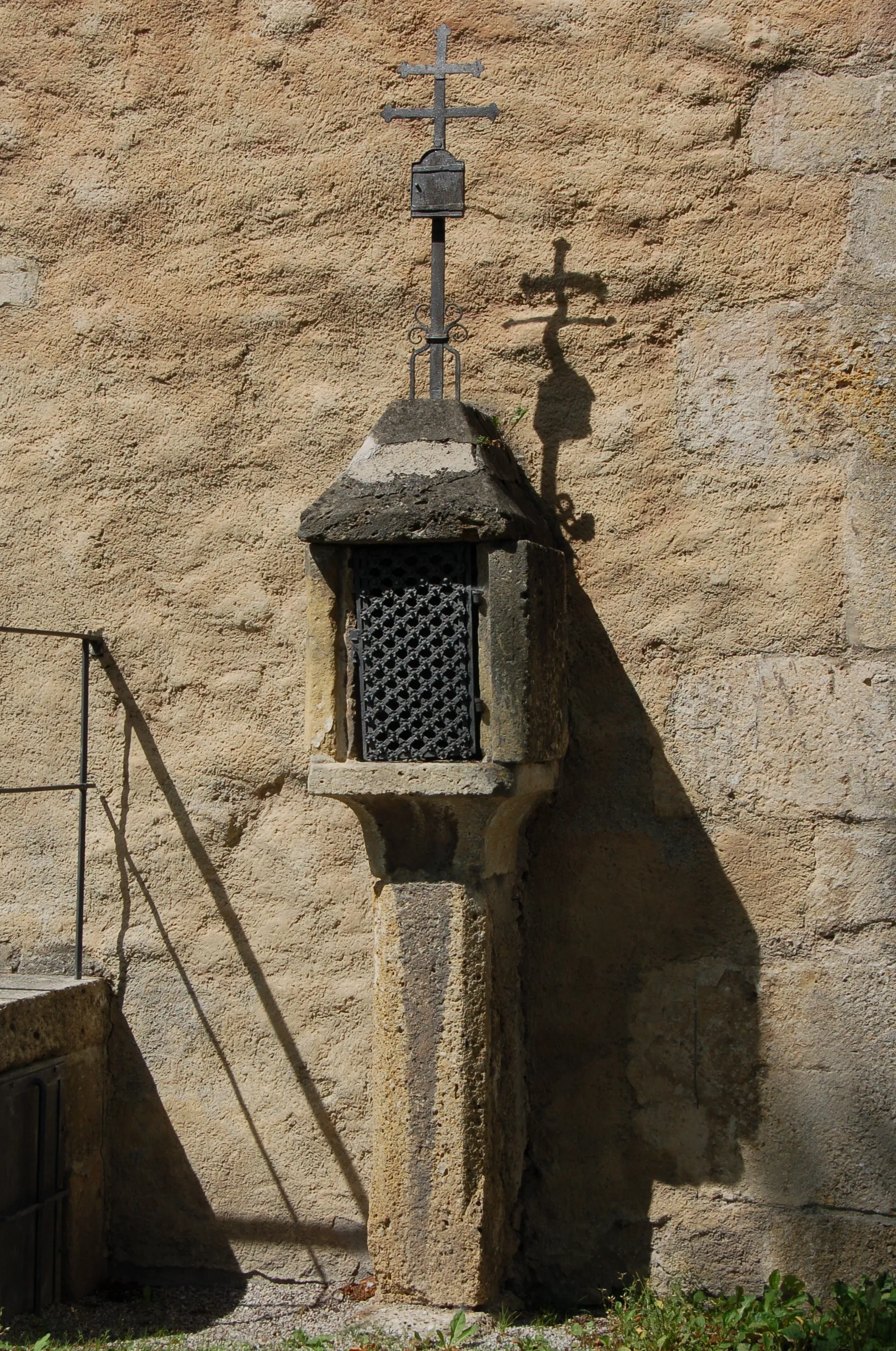 Photo showing: Wayside shrine at the eastern wall of the parish church of St. Egyden am Steinfeld, Lower Austria