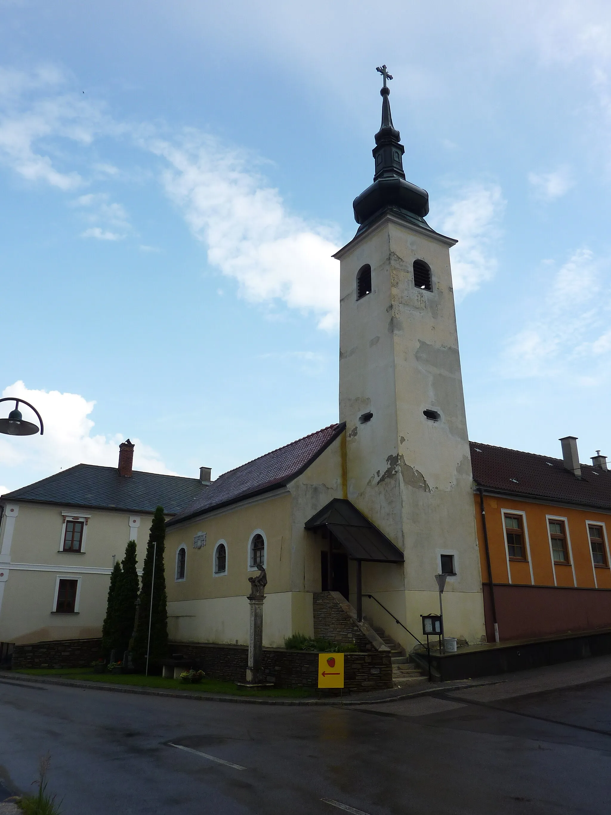 Photo showing: Ortskapelle, Kleinmeiseldorf, Meiseldorf, Niederösterreich - im Vordergrund Figurenbildstock Pietà

This media shows the protected monument with the number 54470 in Austria. (Commons, de, Wikidata)

This media shows the protected monument with the number 74091 in Austria. (Commons, de, Wikidata)