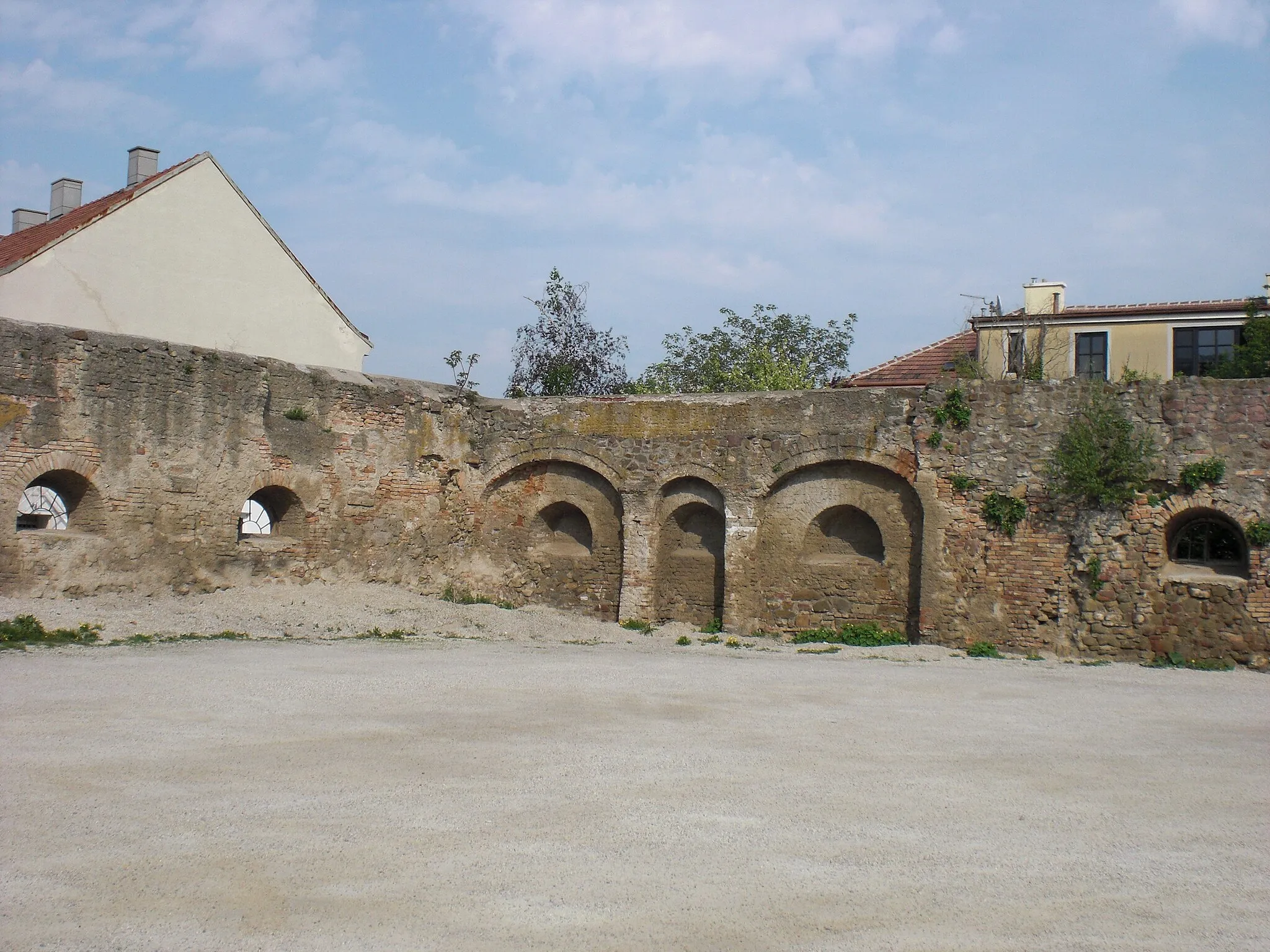 Photo showing: Ruins of the walls of the "Stadtburg" (town castle) in Groß-Enzersdorf, Lower Austria