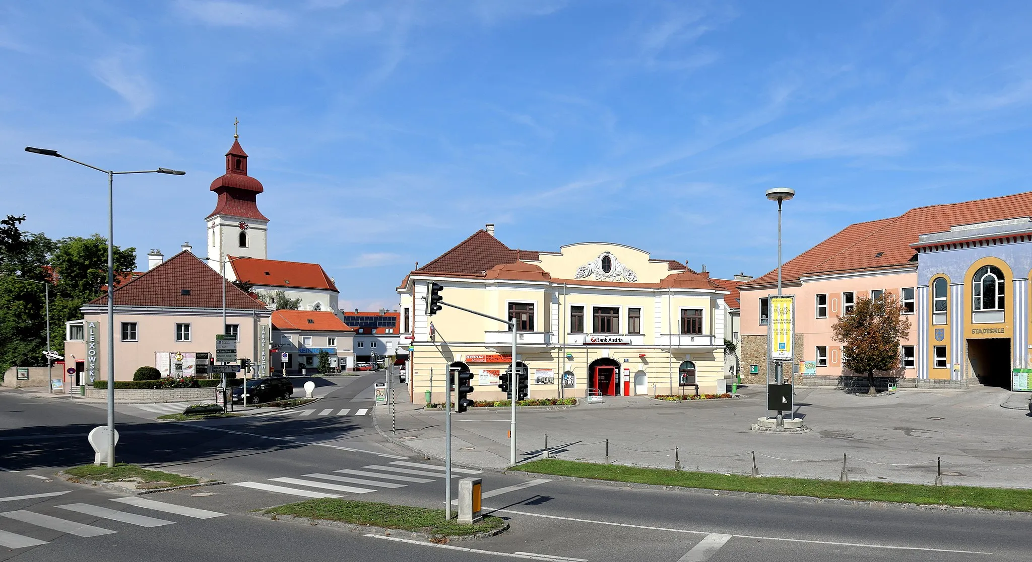 Photo showing: Der Hauptplatz der niederösterreichischen Stadtgemeinde Groß-Enzersdorf und links im Hintergrund die röm.-kath. Pfarrkirche Maria Schutz.