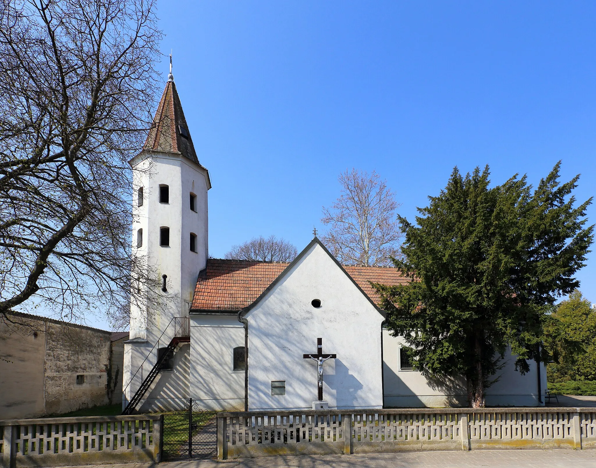 Photo showing: Filialkirche hl. Franz Xaver in der niederösterreichischen Gemeinde Mannsdorf an der Donau. Eine schlichte Dorfkirche im Nordosten des Ortes. Ursprünglich ein barocker Bau aus dem Jahr 1769, der von 1955 bis 1957 erweitert und umgebaut wurde.