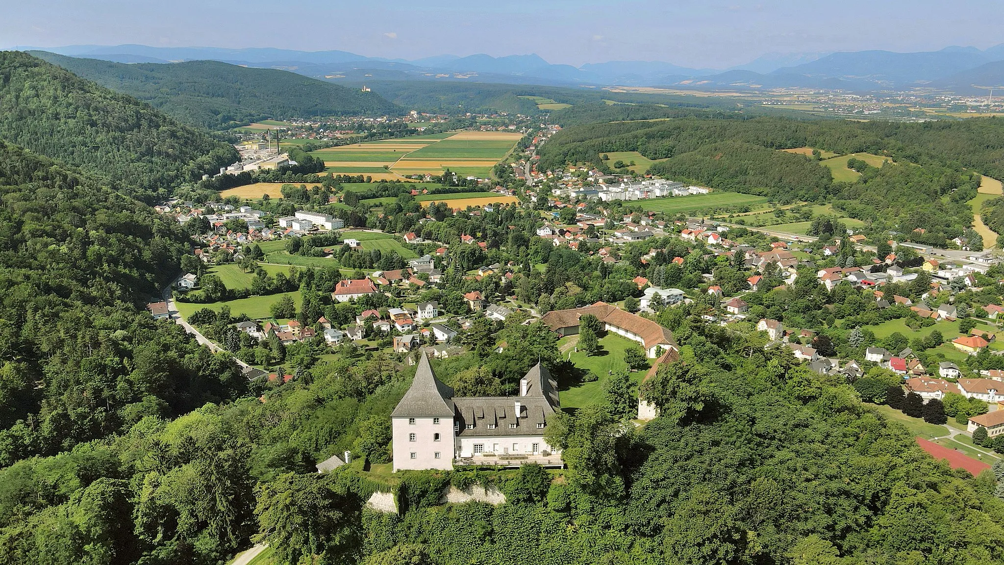 Photo showing: East view of Pitten with the castle, Lower Austria.