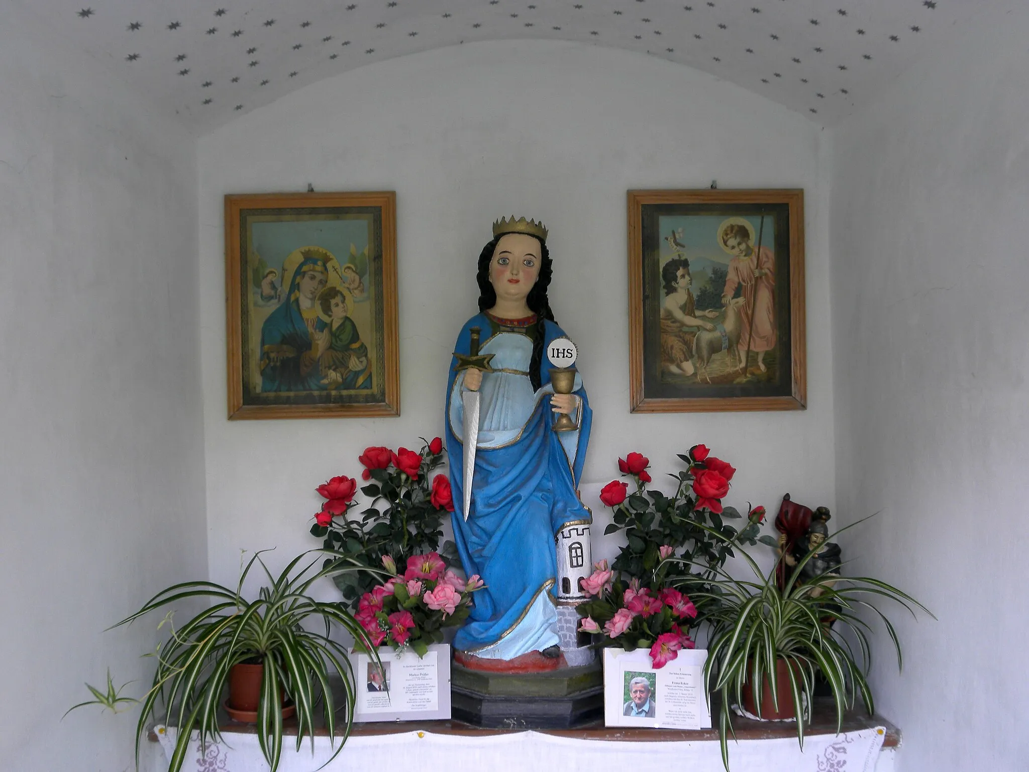 Photo showing: Eine Figur der Heiligen Barbara in einem Marterl in Rehau