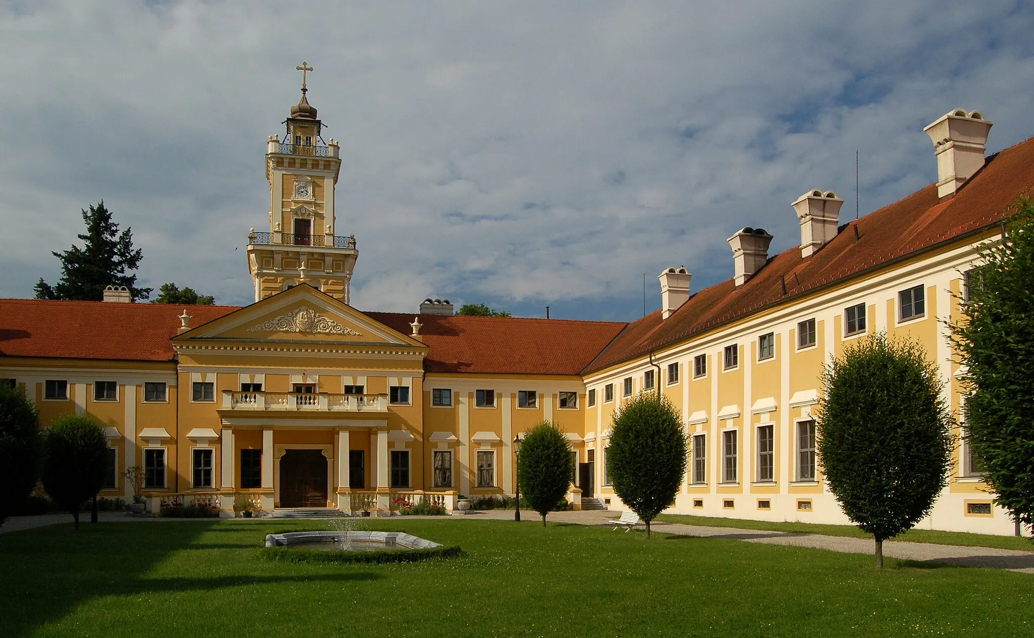 Photo showing: The castle Jaidhof, Lower Austria, is a cultural heritage monument. Court view.