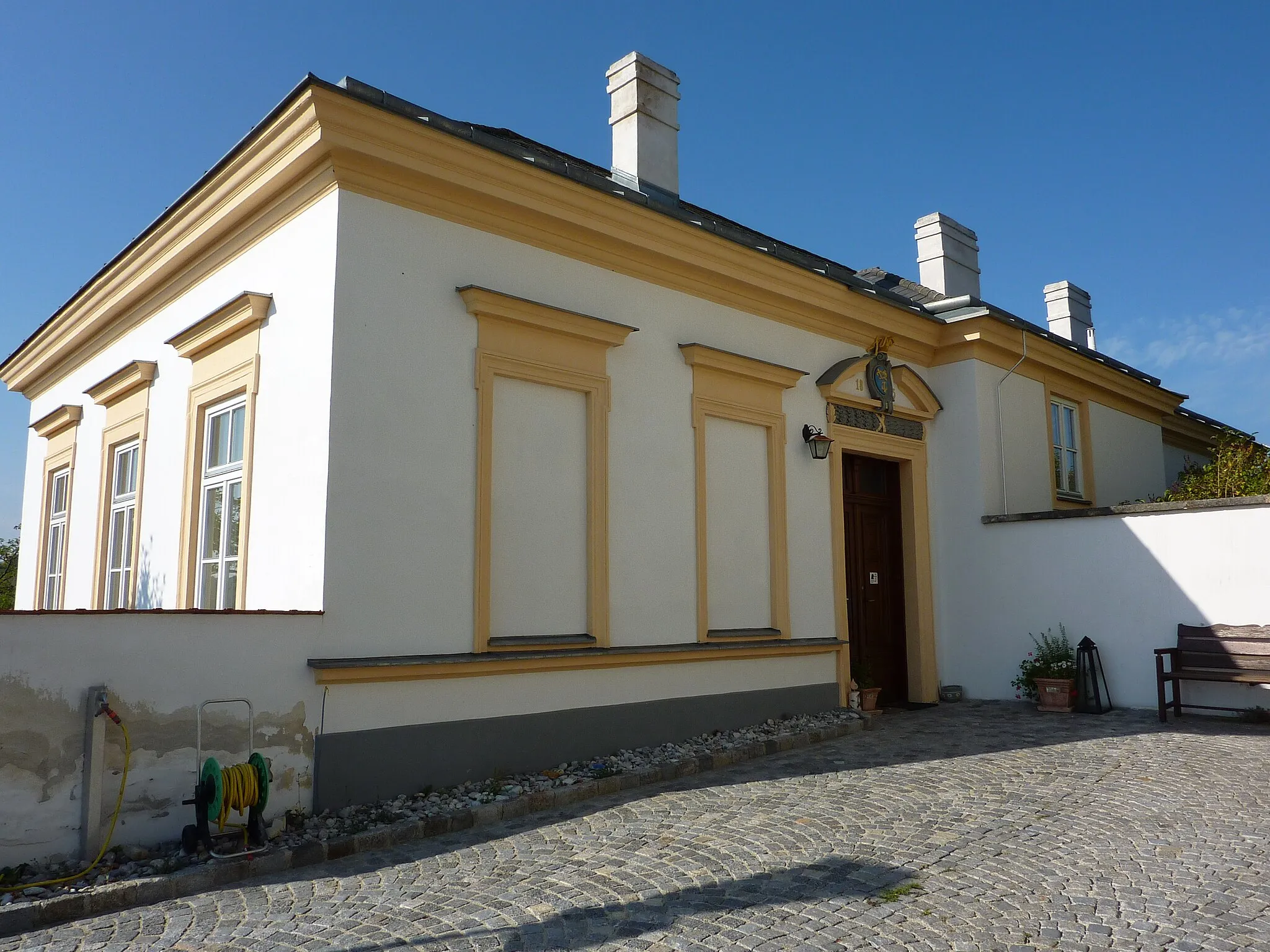 Photo showing: Pfarrhof, Kirchengasse 5, Stratzing, Niederösterreich

This media shows the protected monument with the number 55892 in Austria. (Commons, de, Wikidata)