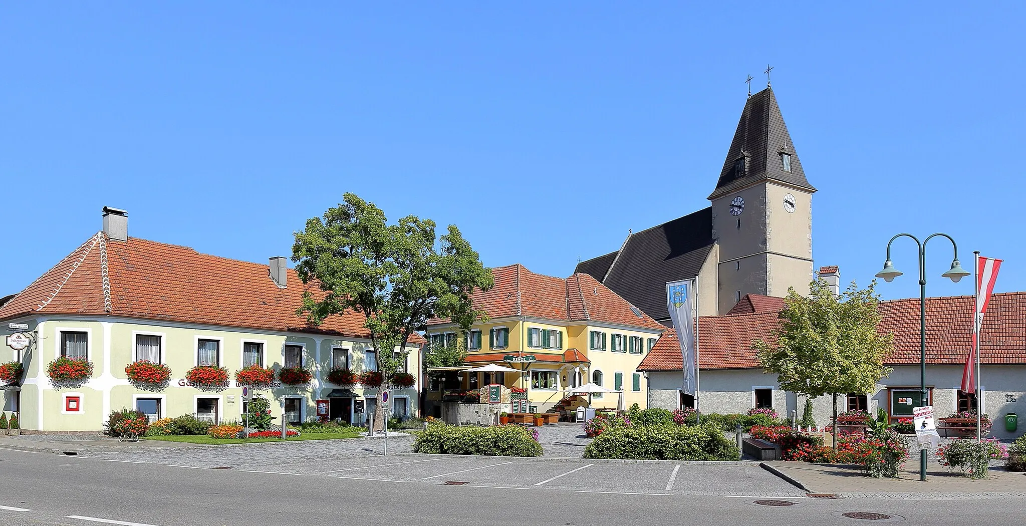 Photo showing: Westansicht des Ortszentrums von Maria Laach am Jauerling, eine niederösterreichische Marktgemeinde in der Wachau.