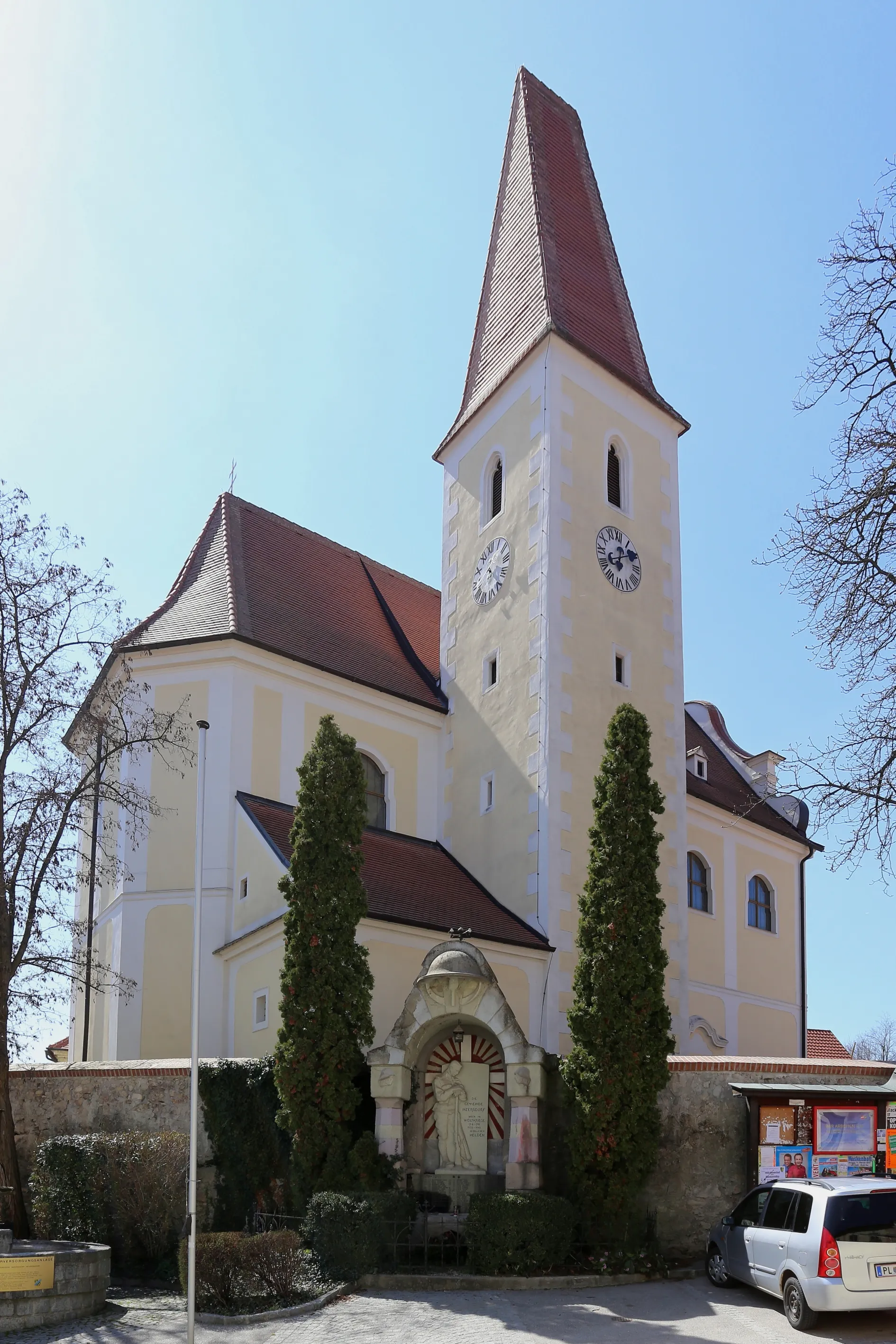 Photo showing: Katholische Pfarrkirche hl. Petrus in Inzersdorf ob der Traisen, ein Ortsteil der niederösterreichischen Gemeinde Inzersdorf-Getzersdorf. Ein hoher schlanker Barockbau aus der Mitte des 18. Jahrhunderts mit teilweiser mittelalterlicher Bausubstanz und einem dreiseitig geschlossenen Chor. Der fünfgeschossige vorgestellte Nordturm mit steilem Keildach und angeputzten Ortsteinen wurde vermutlich im 15. Jahrhundert errichtet.