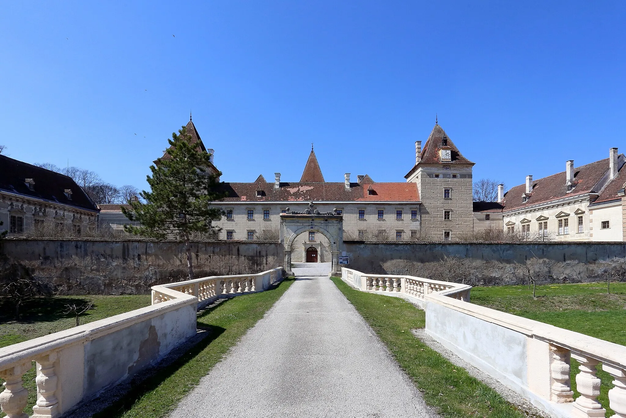 Photo showing: Südostansicht des niederösterreichischen Schloss Walpersdorf. Das Schloss ist in Ausstattung und Erhaltung ein bedeutender Spätrenaissancebau mit Erweiterungen aus dem 17. Jahrhundert.