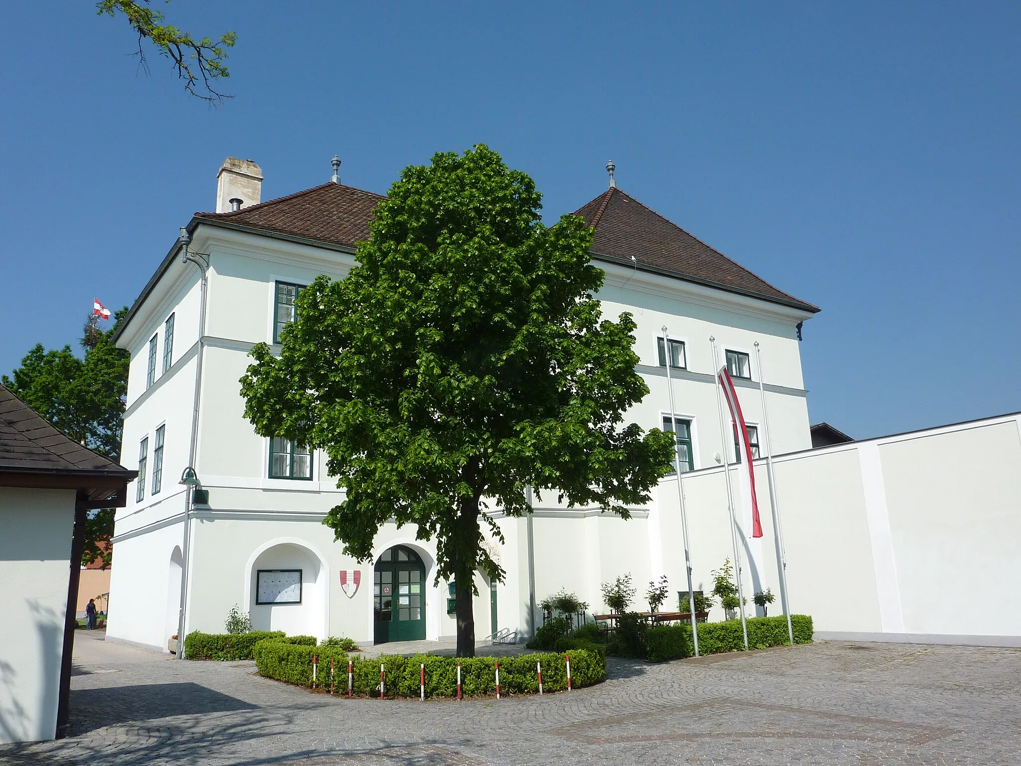 Photo showing: ehem. Schloss, Gemeindeamt, Karlstetten, Niederösterreich

This media shows the protected monument with the number 29408 in Austria. (Commons, de, Wikidata)