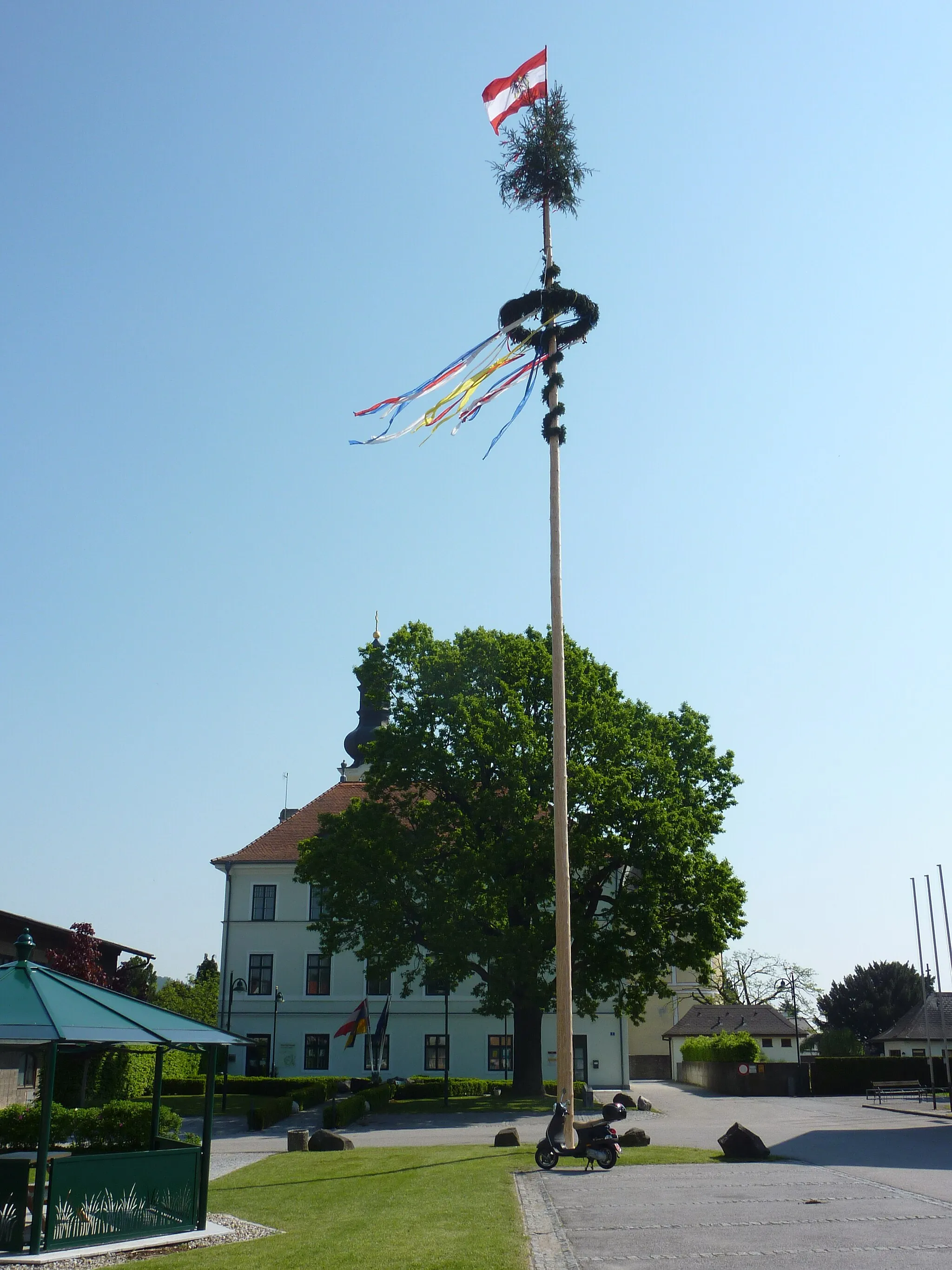 Photo showing: ehem. Schloss, Gemeindeamt, Karlstetten, Niederösterreich - mit Sommerlinde und Maibaum

This media shows the protected monument with the number 29408 in Austria. (Commons, de, Wikidata)