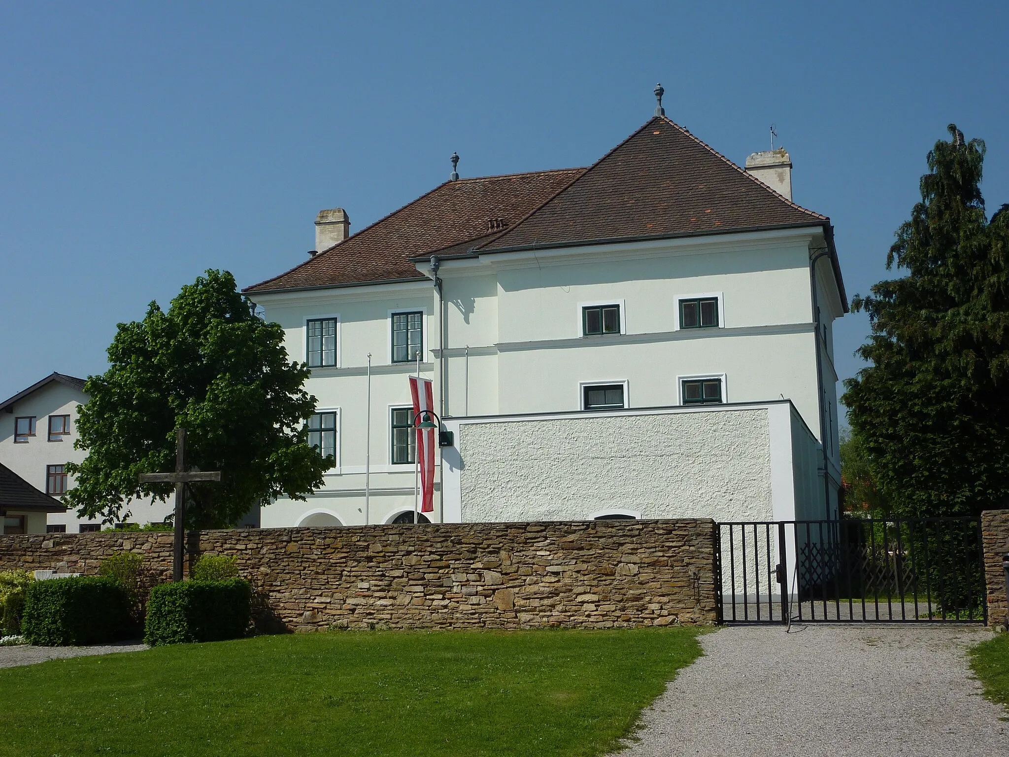 Photo showing: ehem. Schloss, Gemeindeamt, Karlstetten, Niederösterreich

This media shows the protected monument with the number 29408 in Austria. (Commons, de, Wikidata)