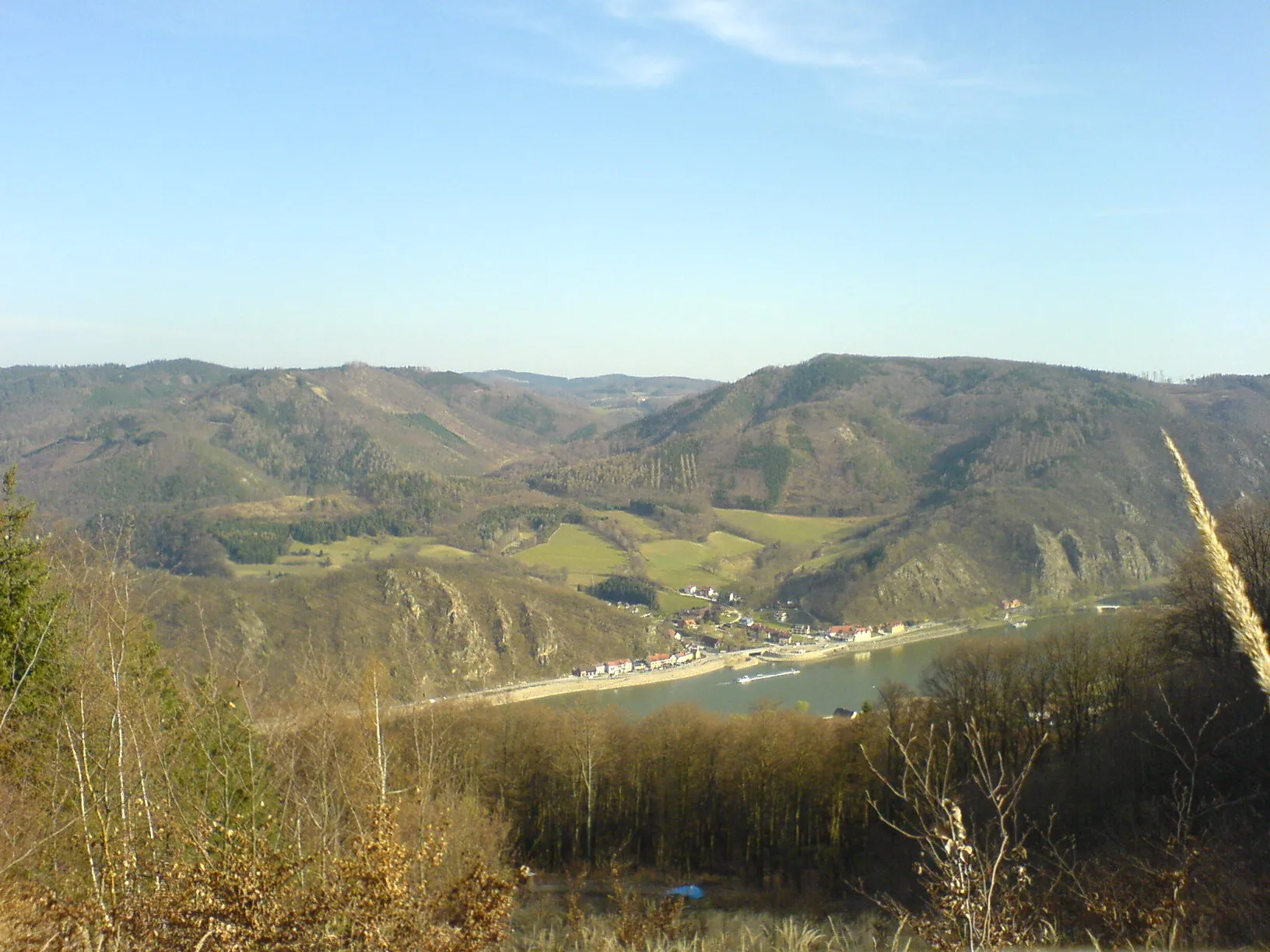 Photo showing: Blick auf Aggsbach Dorf - vom der nördlichen Donauseite bei Aggsbach-Markt