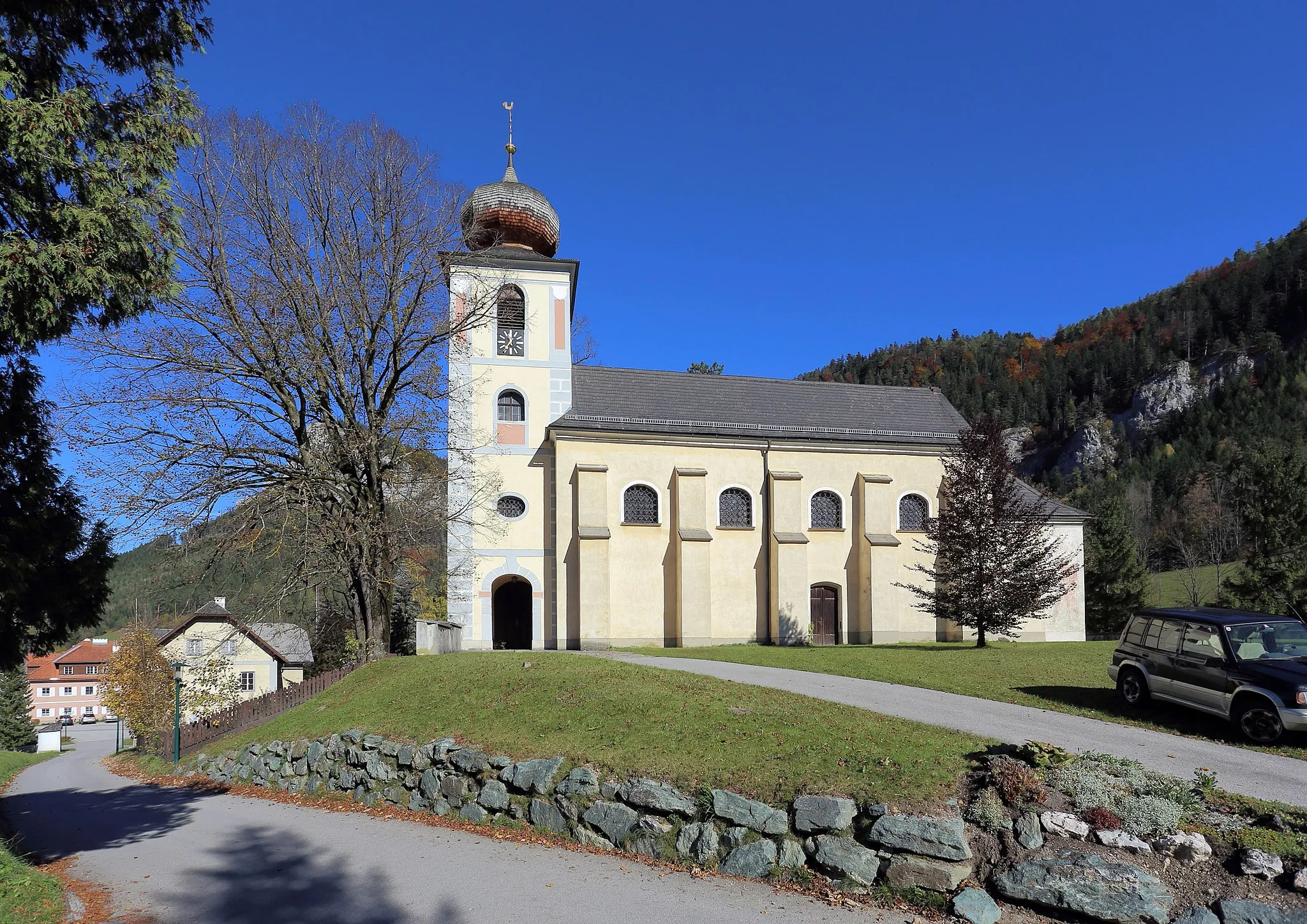 Photo showing: Die katholische Pfarrkirche hl. Nikolaus der niederösterreichischen Marktgemeinde Schwarzau im Gebirge. Eine spätromanische Chorquadratkirche aus dem zweiten Viertel des 13. Jahrhunderts, die Anfang des 18. Jahrhunderts barockisiert wurde.