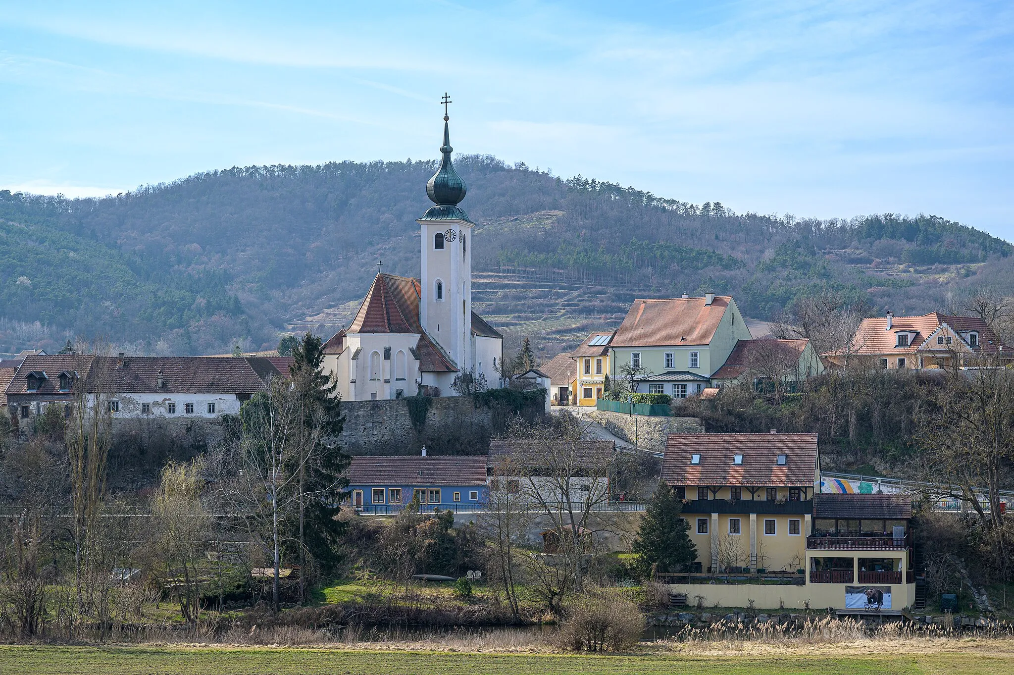 Photo showing: The center of Stiefern in the municipality of Schönberg am Kamp is located on a small hill to the west of the Kamp river.