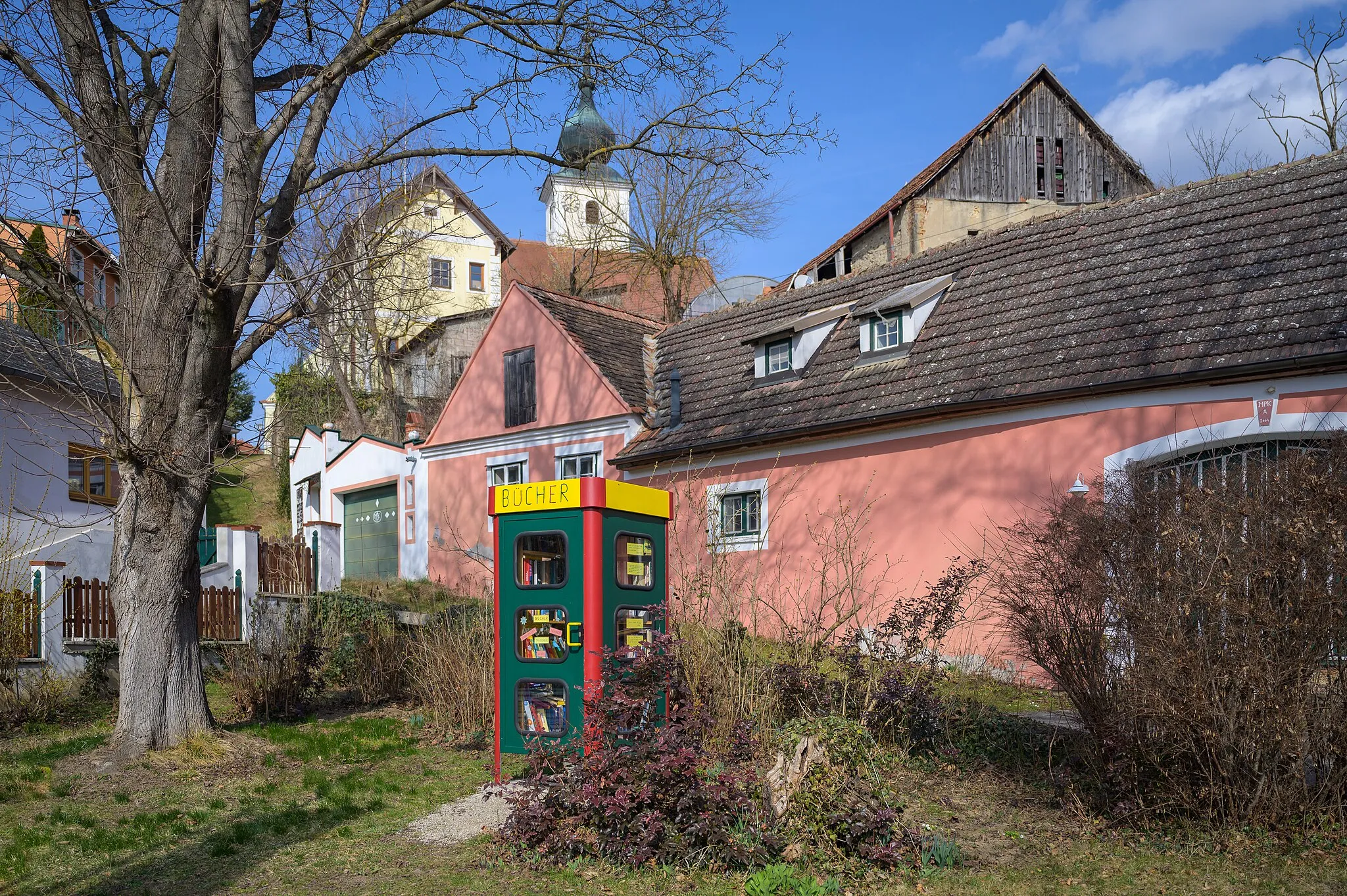 Photo showing: There is a book cell in a small park on the square below the church in Stiefern.