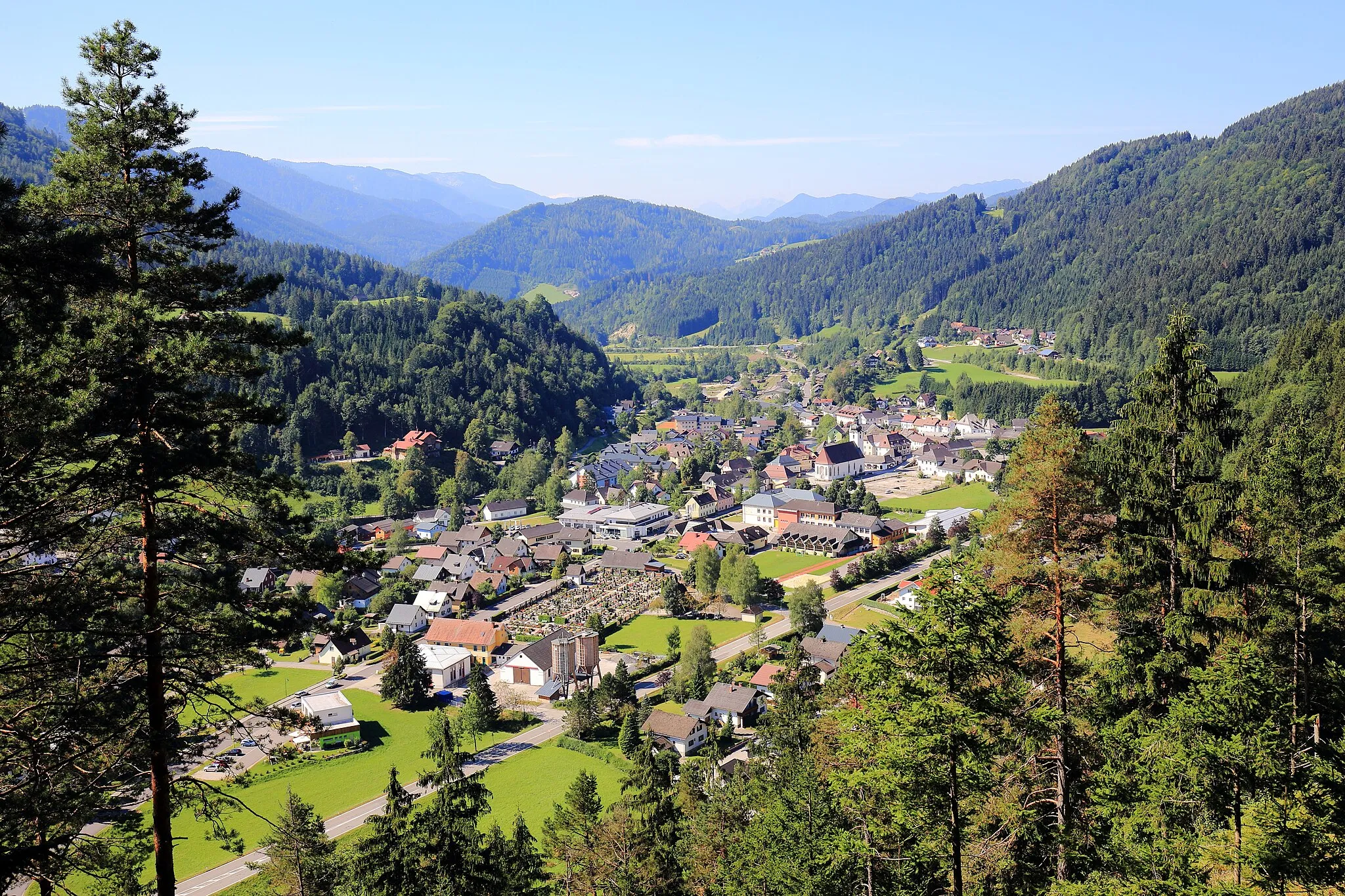 Photo showing: Der Ortskern der niederösterreichischen Marktgemeinde Lunz am See mit Blickrichtung Südwest.