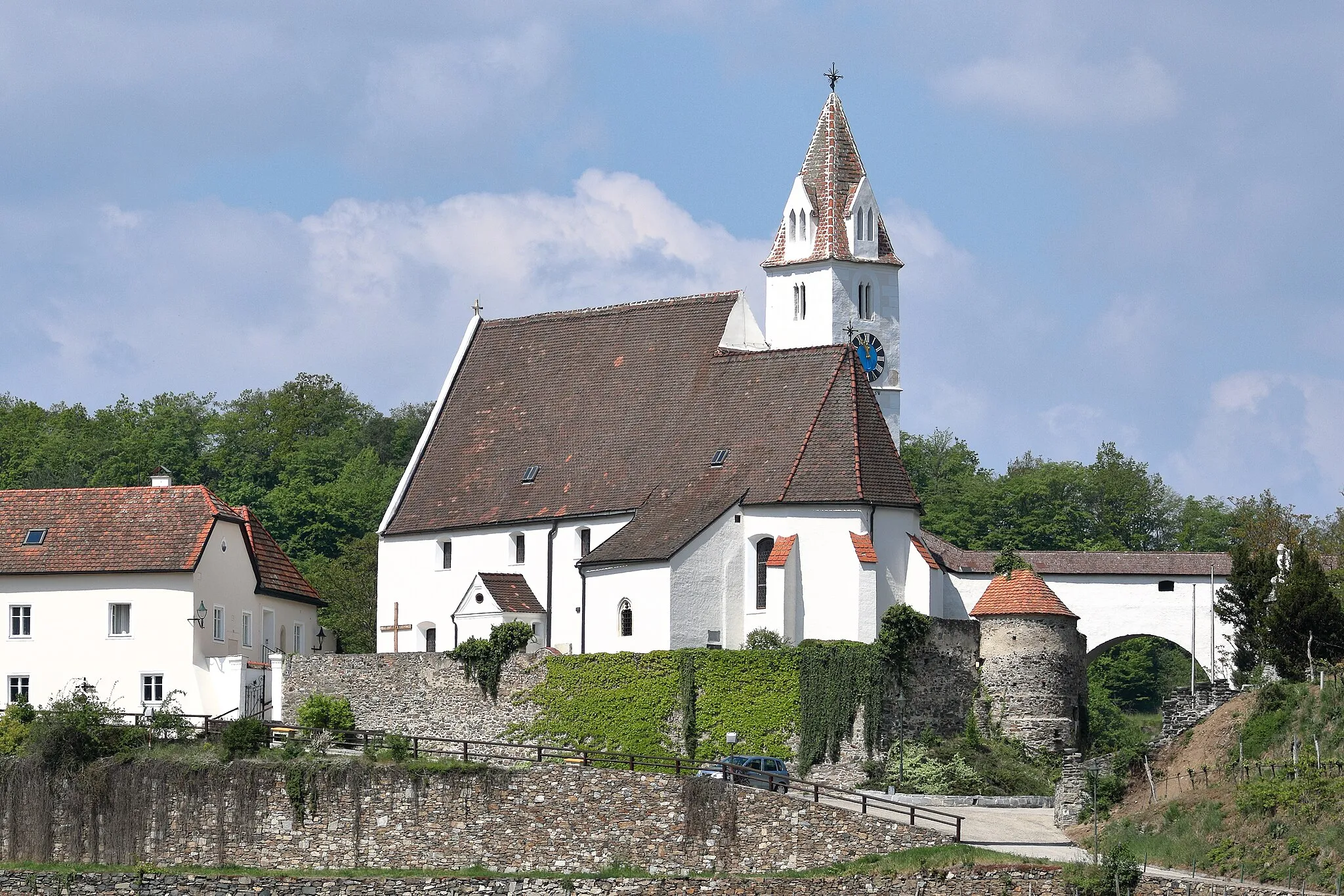 Photo showing: Ostsüdostansicht der röm.-kath. Pfarrkirche hl. Andreas in der niederösterreichischen Marktgemeinde Senftenberg. Die mittelalterliche Wehrkirche entstand in mehreren Bauphasen zwischen dem 12. Jahrhundert und der ersten Hälfte des 16. Jahrhunderts.