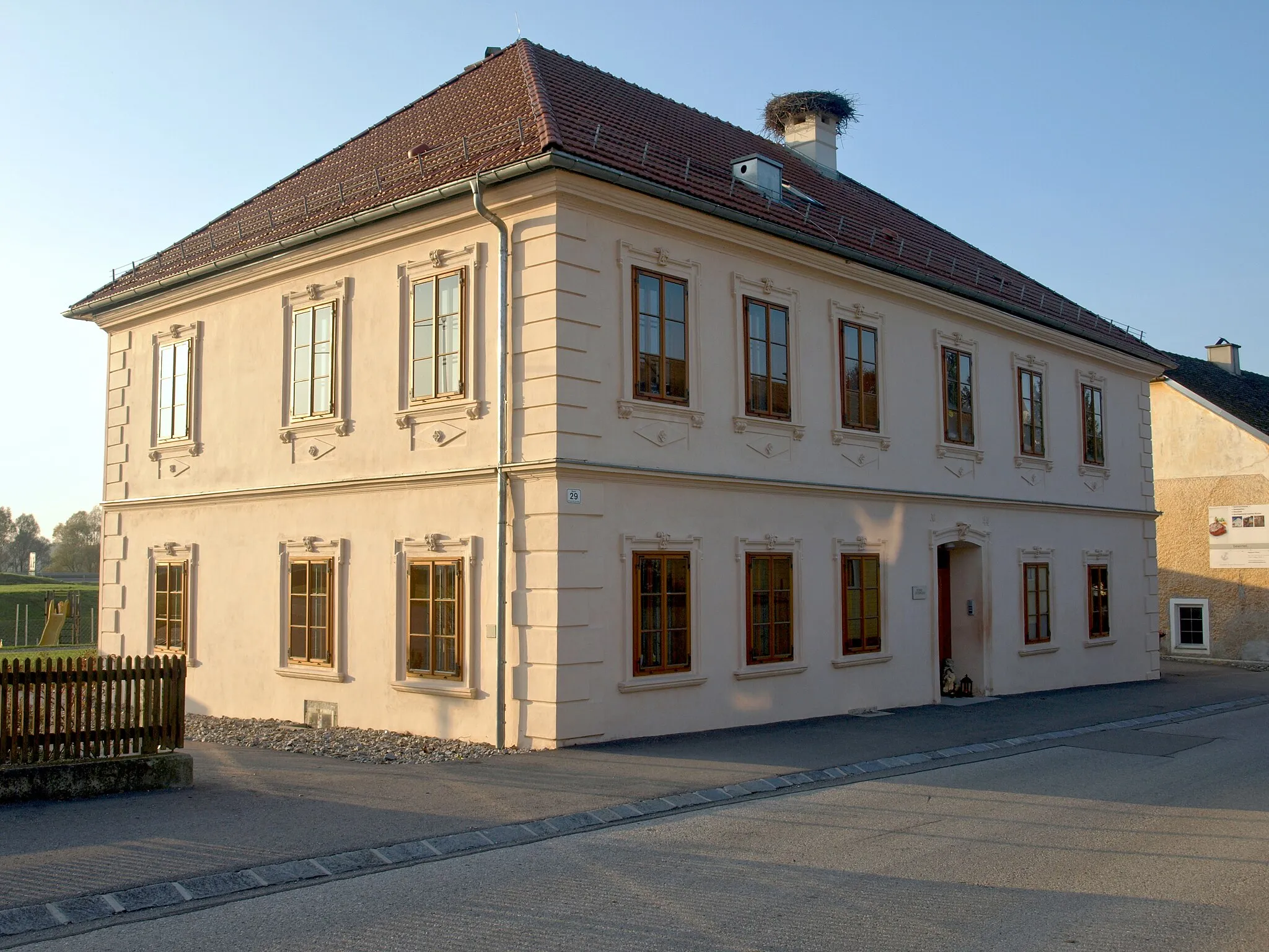 Photo showing: Kindergarten, ehem. Pfarrhof

This media shows the protected monument with the number 27913 in Austria. (Commons, de, Wikidata)