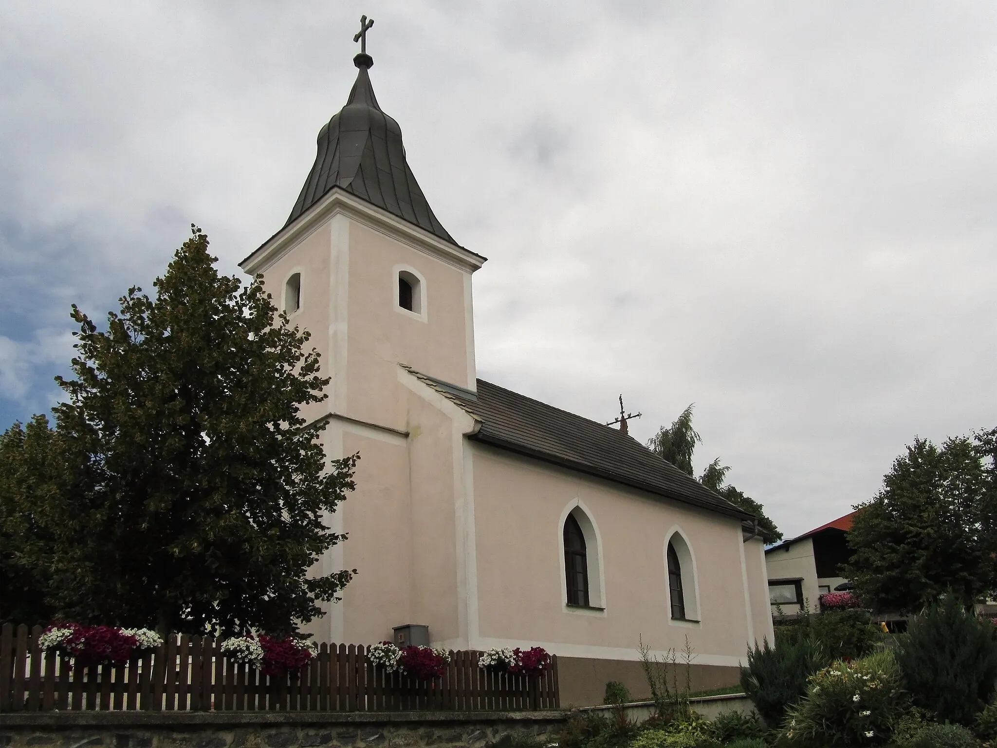 Photo showing: 1870/74 erbaut. Schlichte Kapelle mit Rundapsis und Westturm.